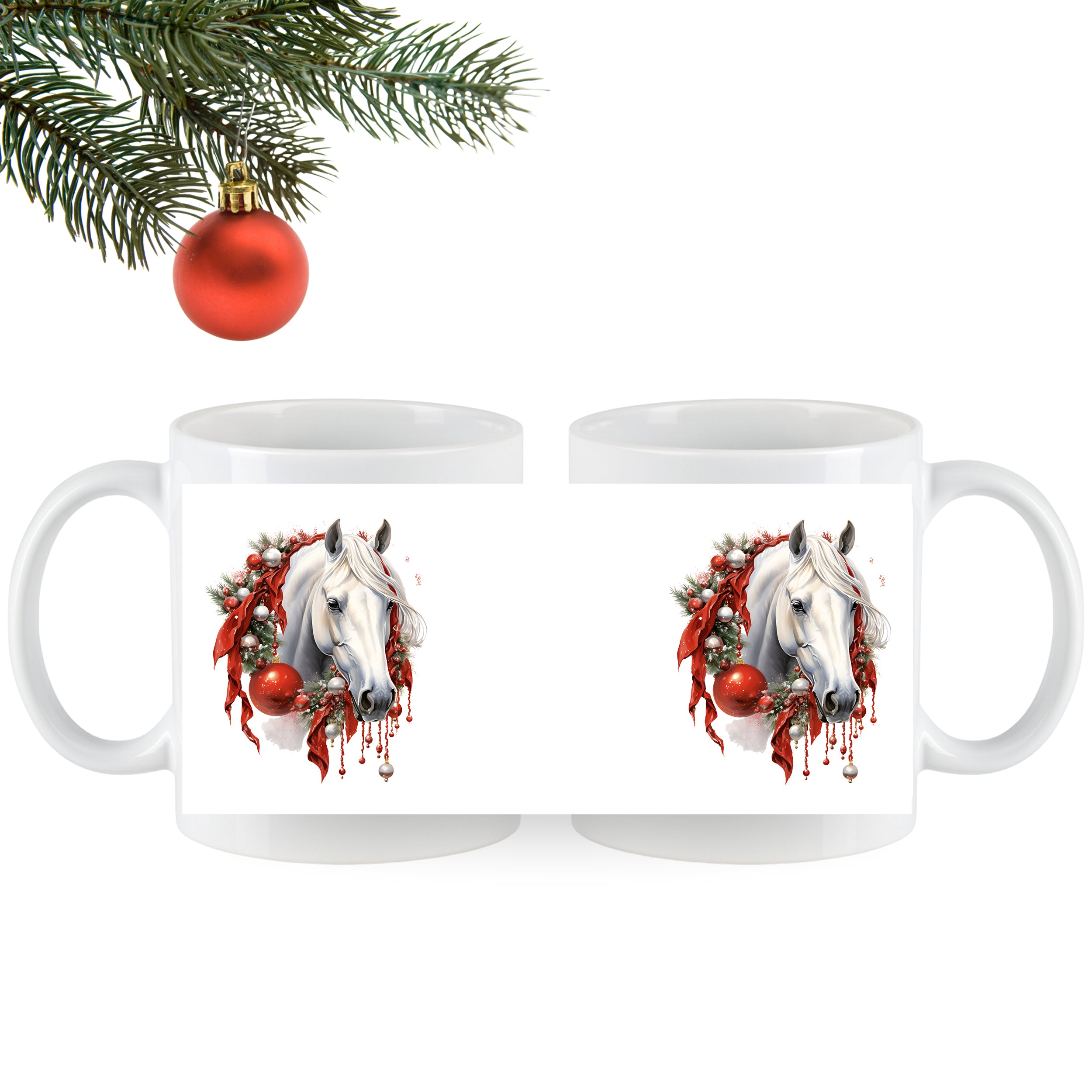 Weiße Tasse mit Pferdemotiv und Weihnachtsdekor.