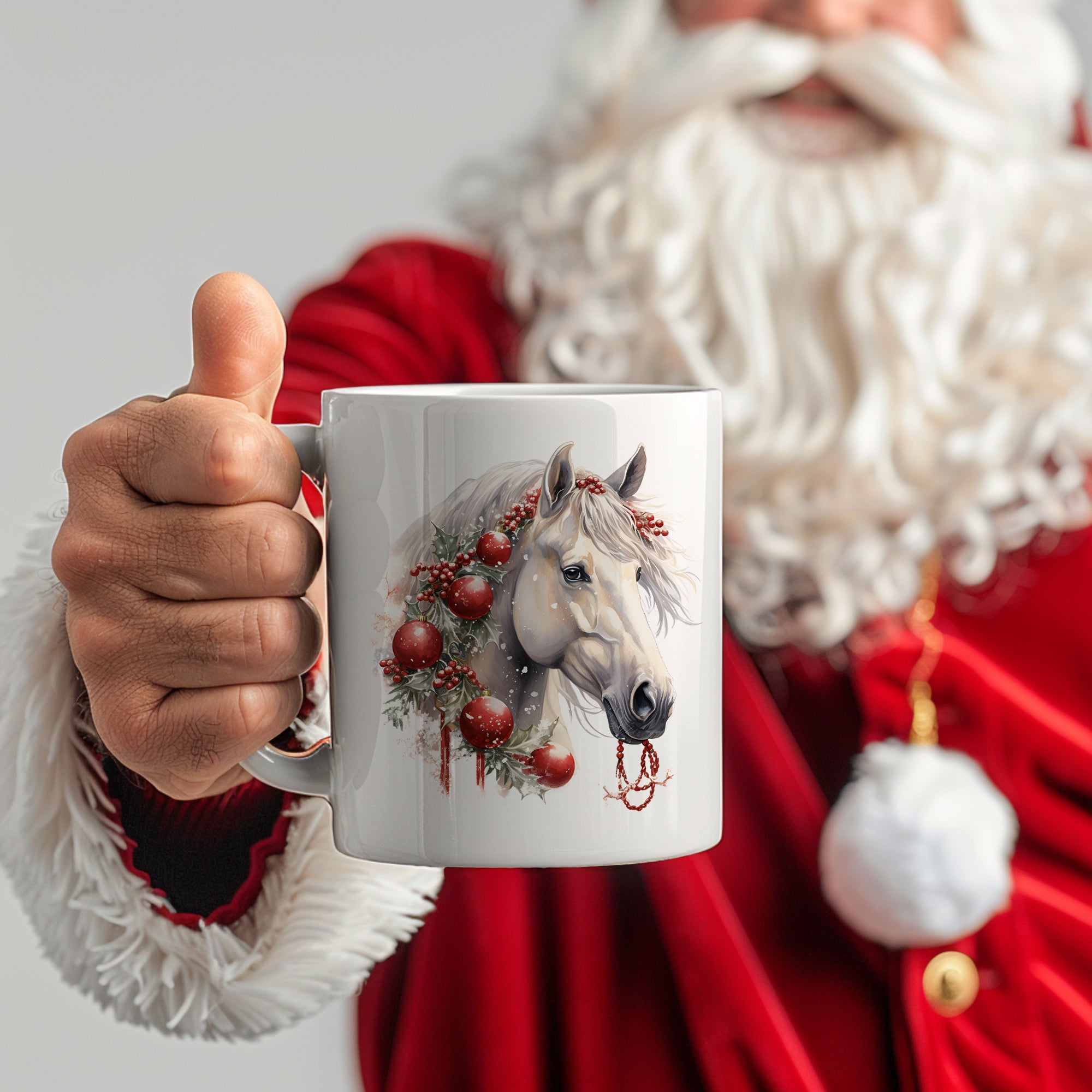 Weißer Kaffeebecher mit Pferdemotiv und Weihnachtsdekoration.