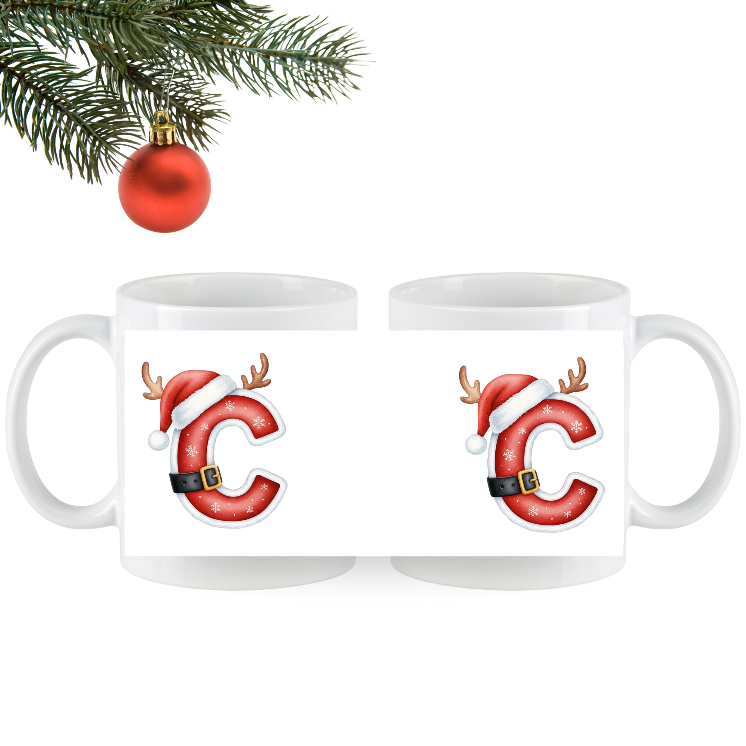 Weihnachtliche Tassen mit roten Buchstaben C und Rentiergeweih.