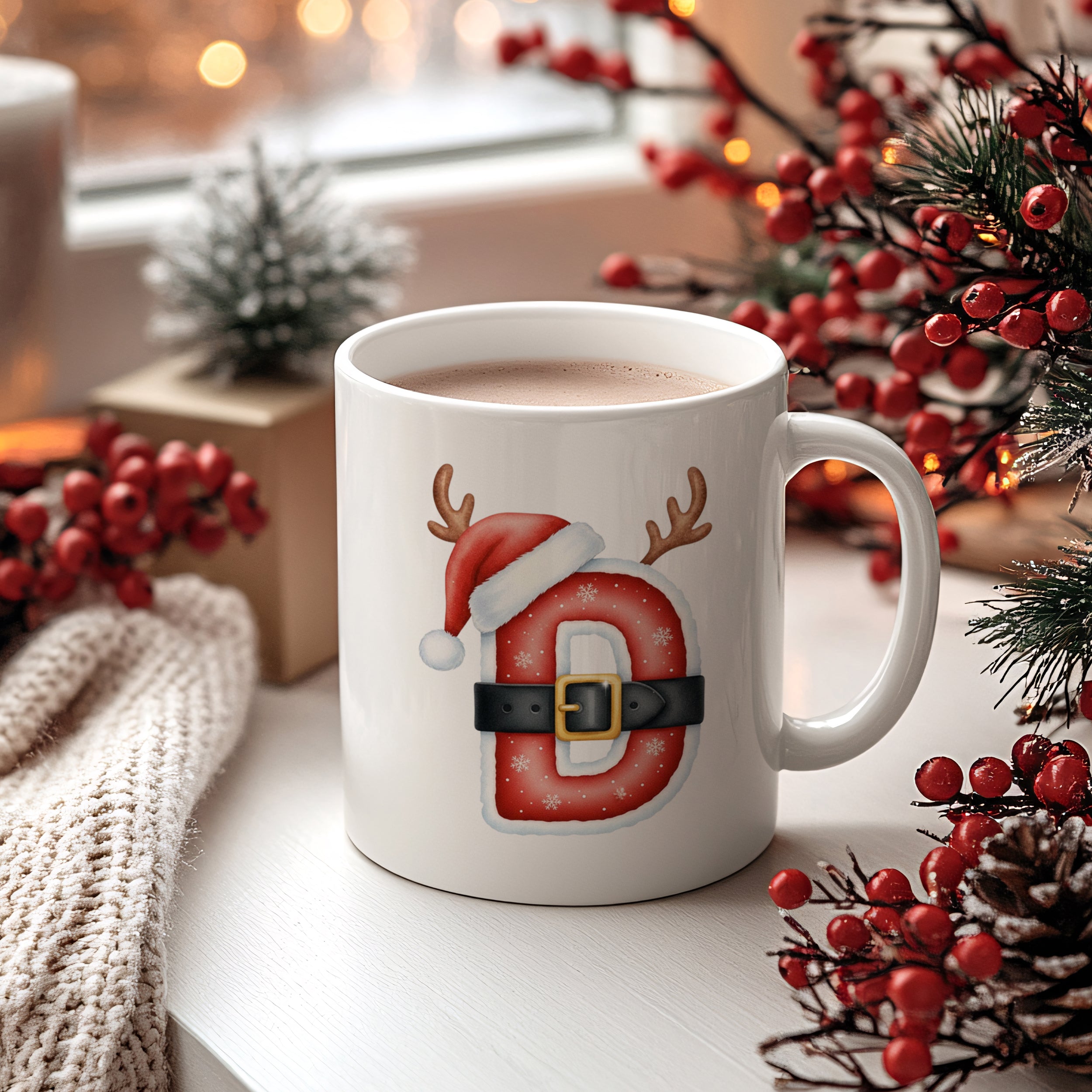 Weißer Becher mit weihnachtlichem "D" und Rentiergeweih.