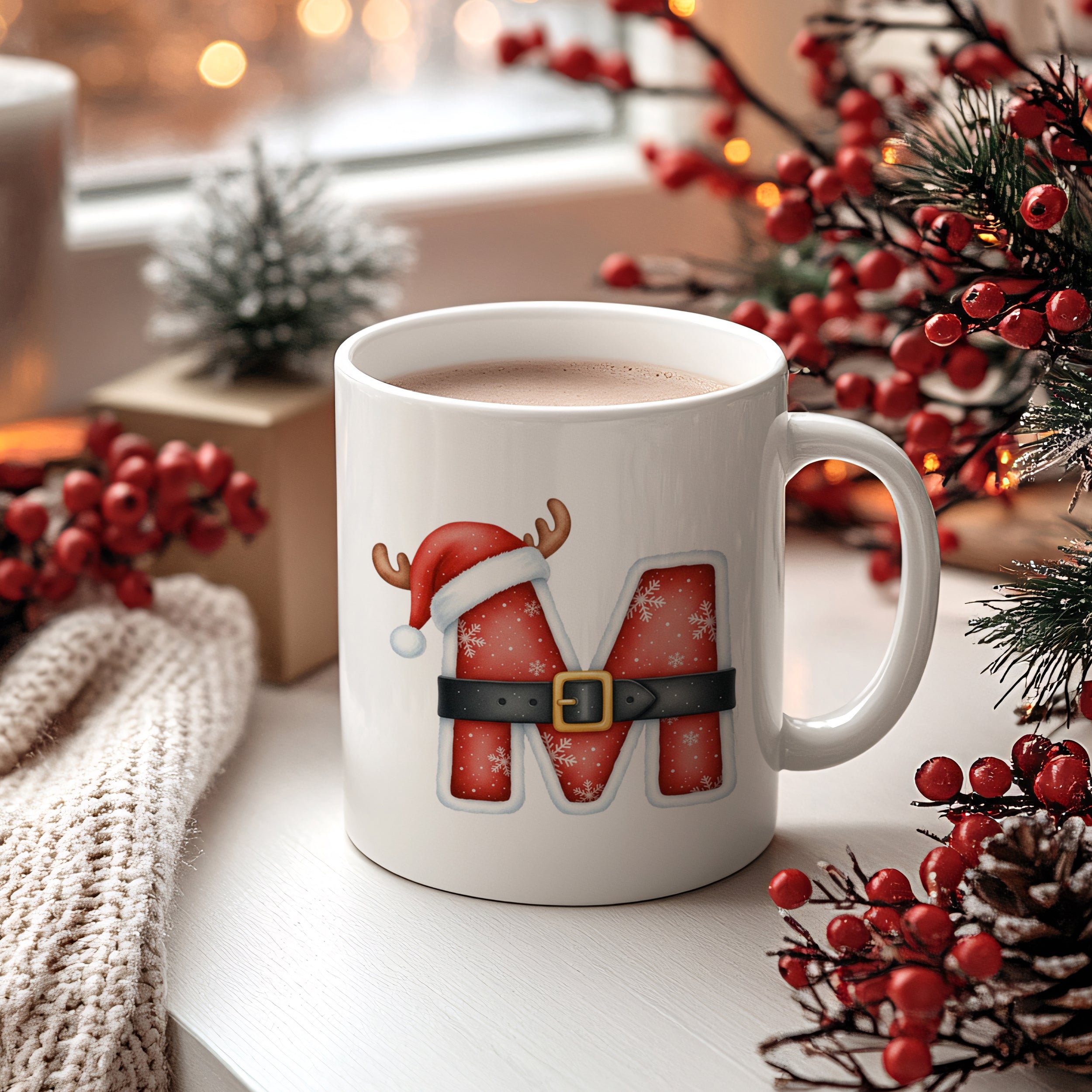 Weißer Weihnachtsbecher mit rotem "M" und Rentiergeweih.