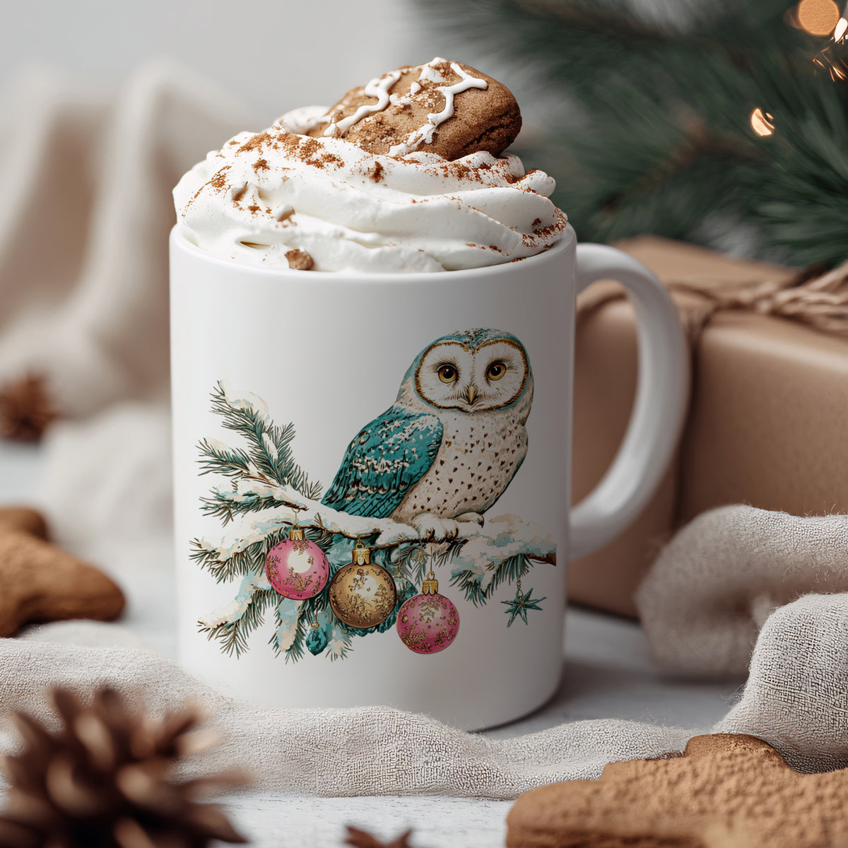 Weißer Becher mit Eule, Tannenzweigen und Weihnachtskugeln.