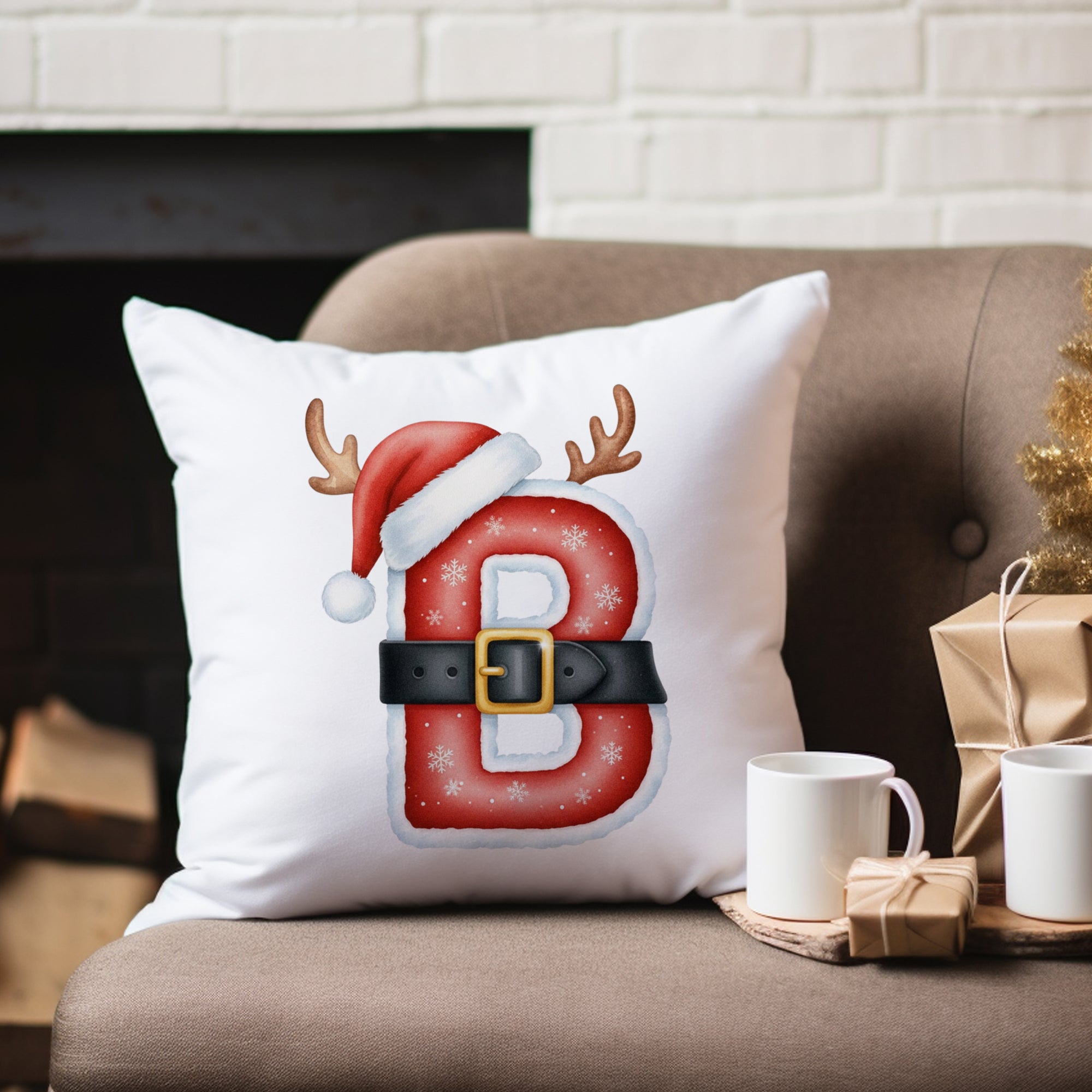 Weißes Kissen mit rotem, weihnachtlichem Buchstaben B und Geweihen.