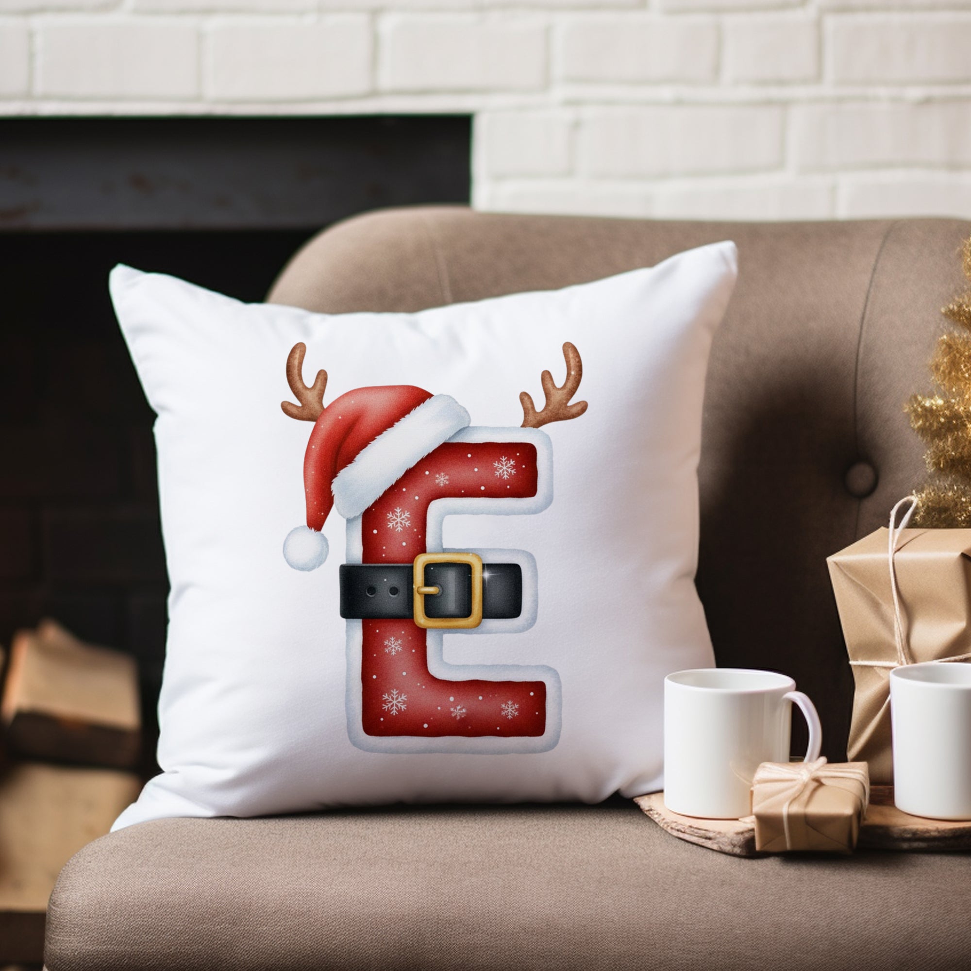 Weißes Kissen mit rotem Buchstaben "E", Weihnachtsmütze und Geweihen.