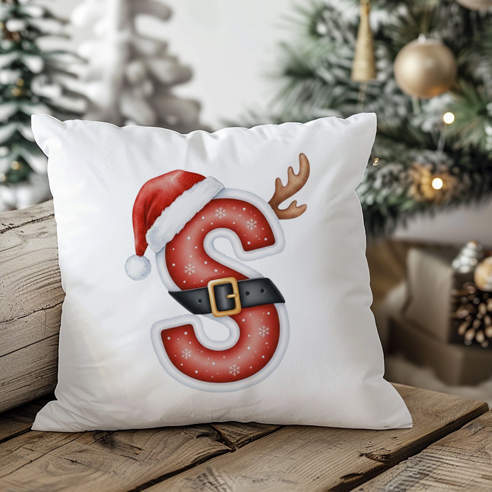 Weihnachtliches Kissen mit rotem S, Mütze und Geweih.