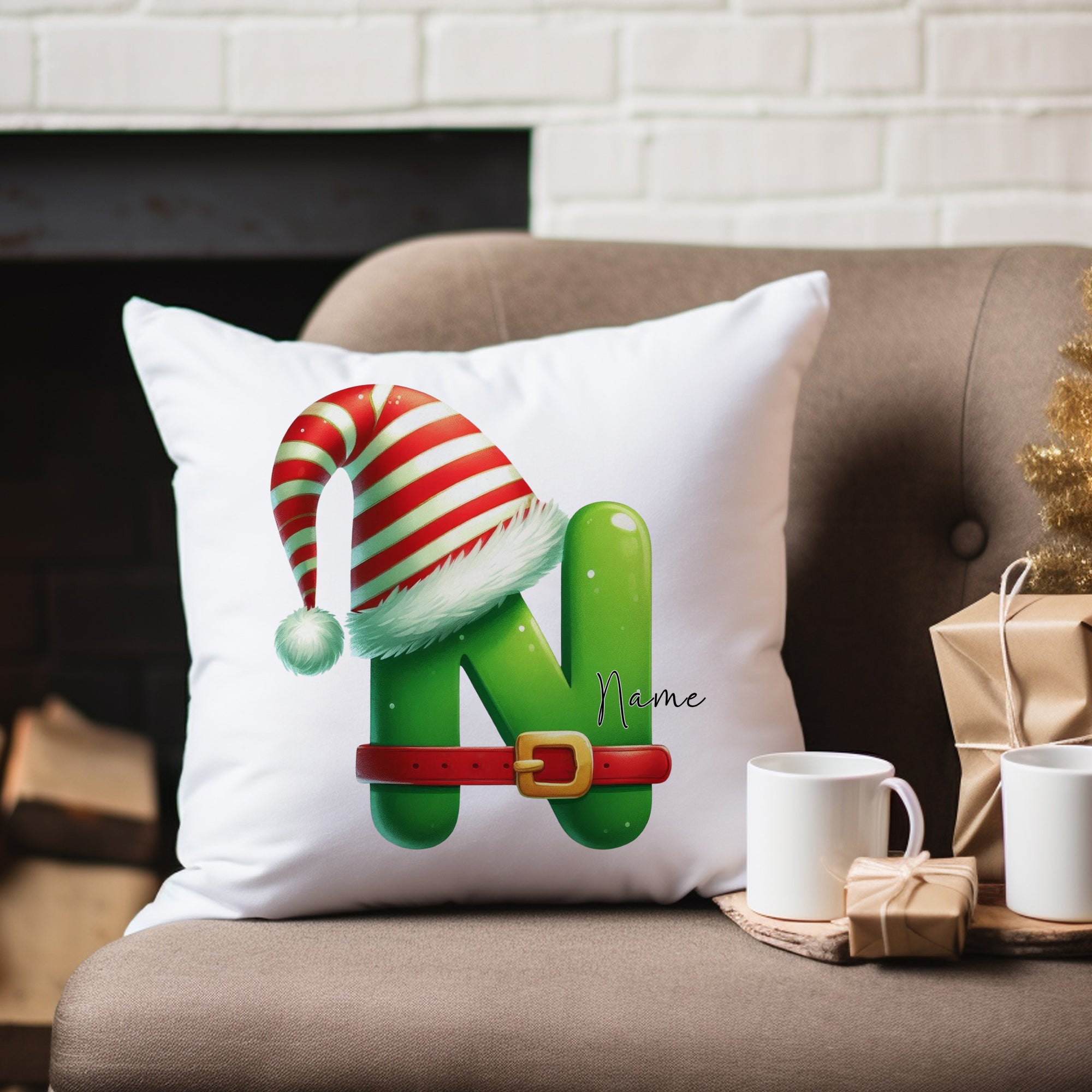 Grünes Kissen mit Weihnachtsmütze und personalisiertem Namen.