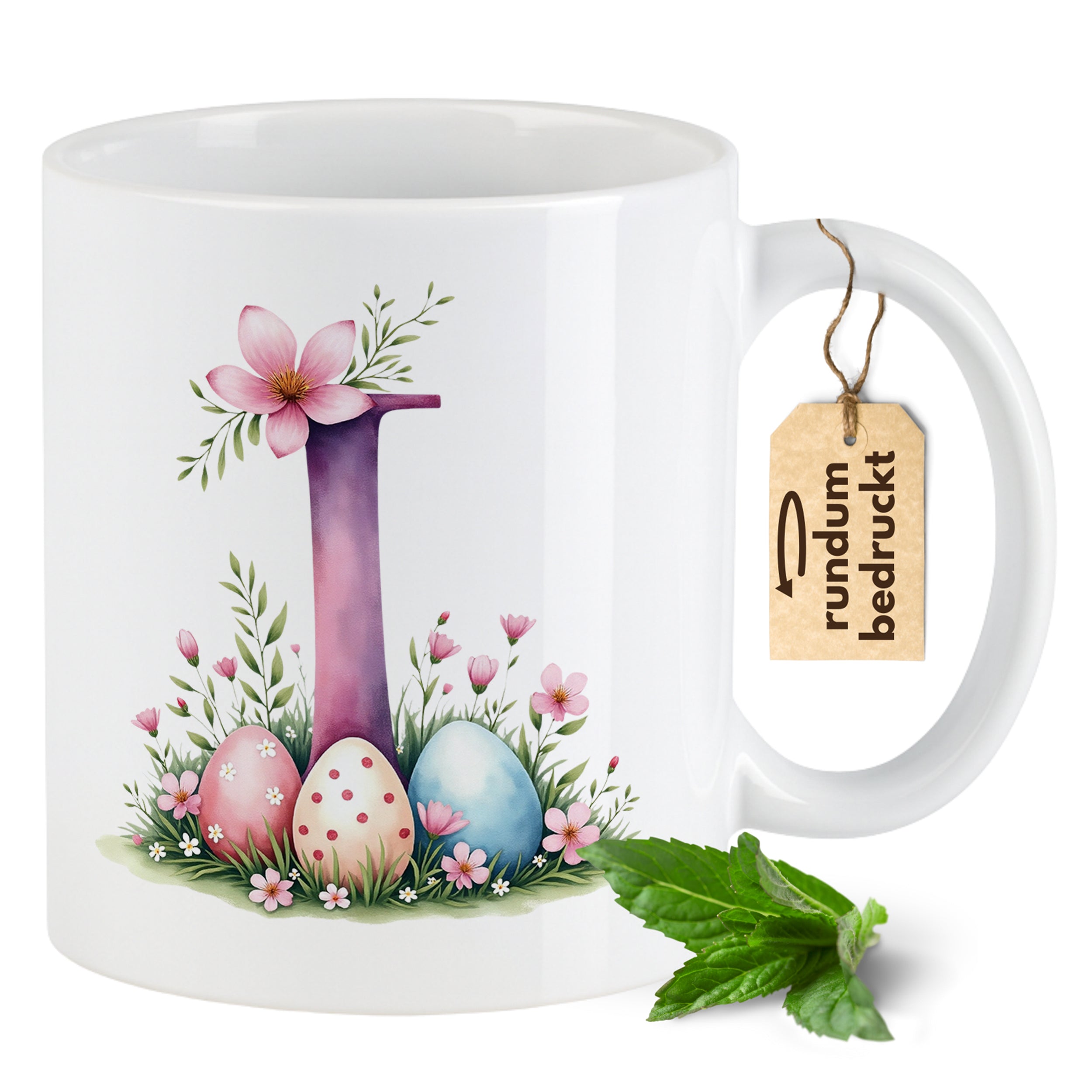 Weiße Tasse mit lila Buchstabe und bunten Ostereiern.