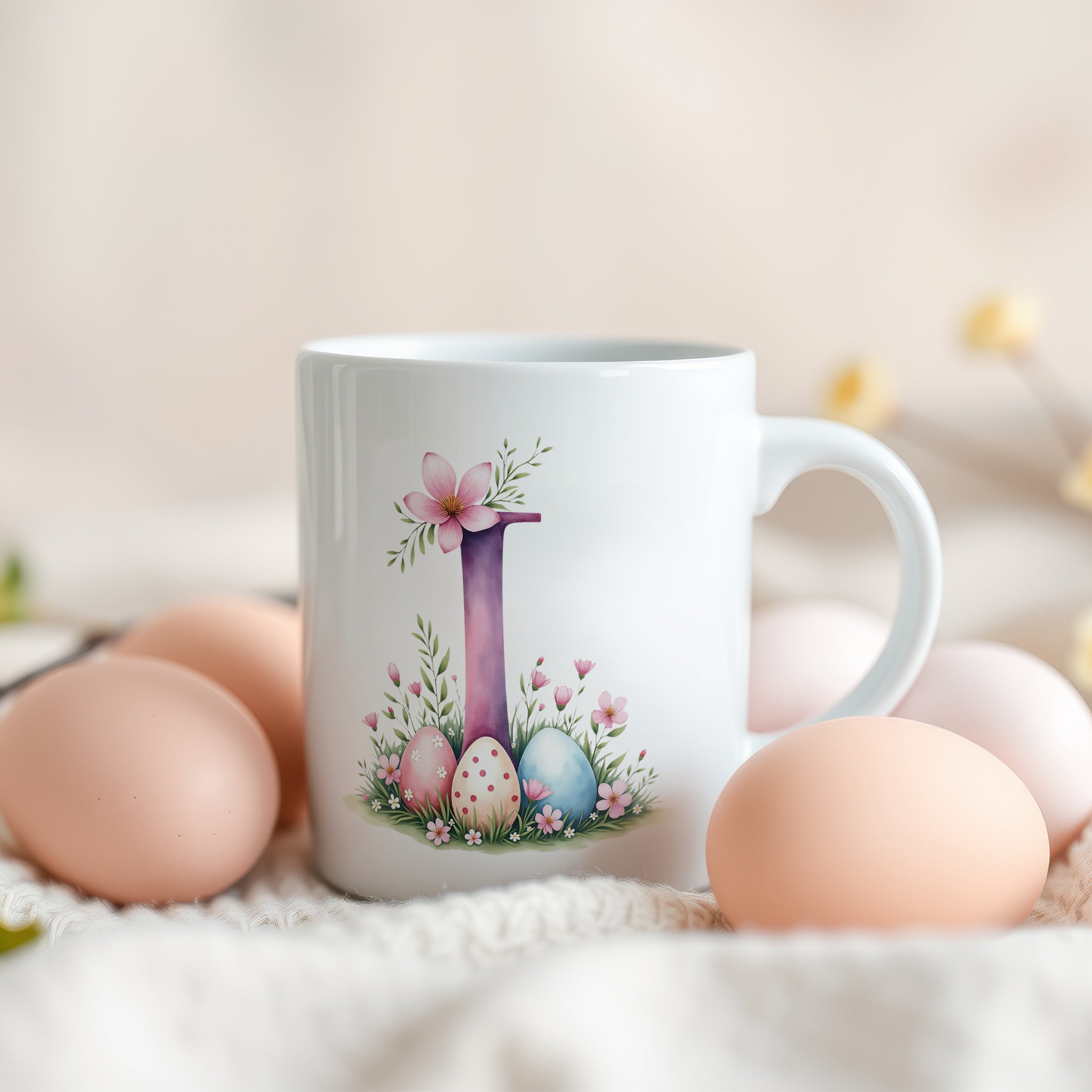 Tasse mit bunten Ostereiern und Blumenmotiv.