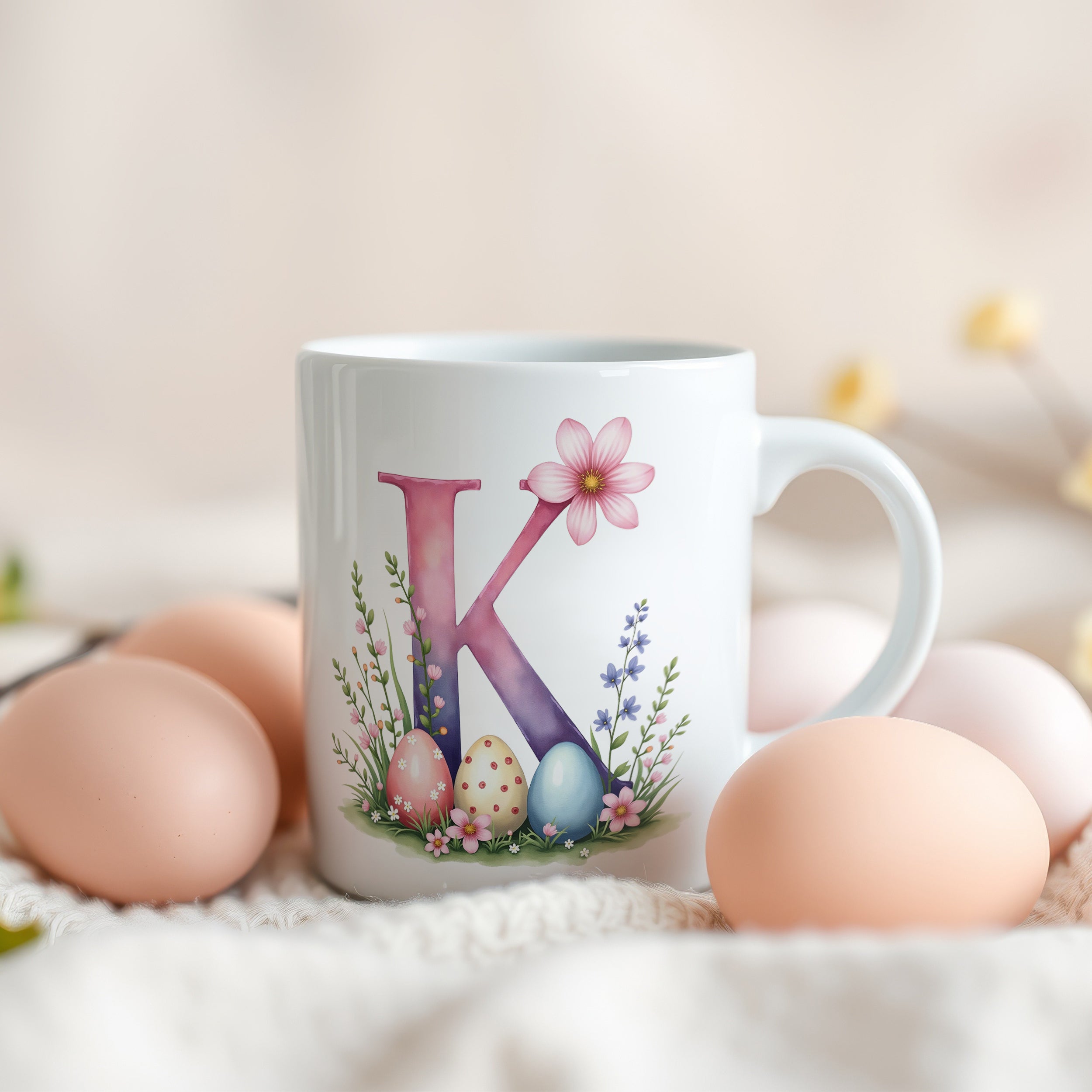 Tasse mit floralem K, Ostereiern und Blumenmotiv.