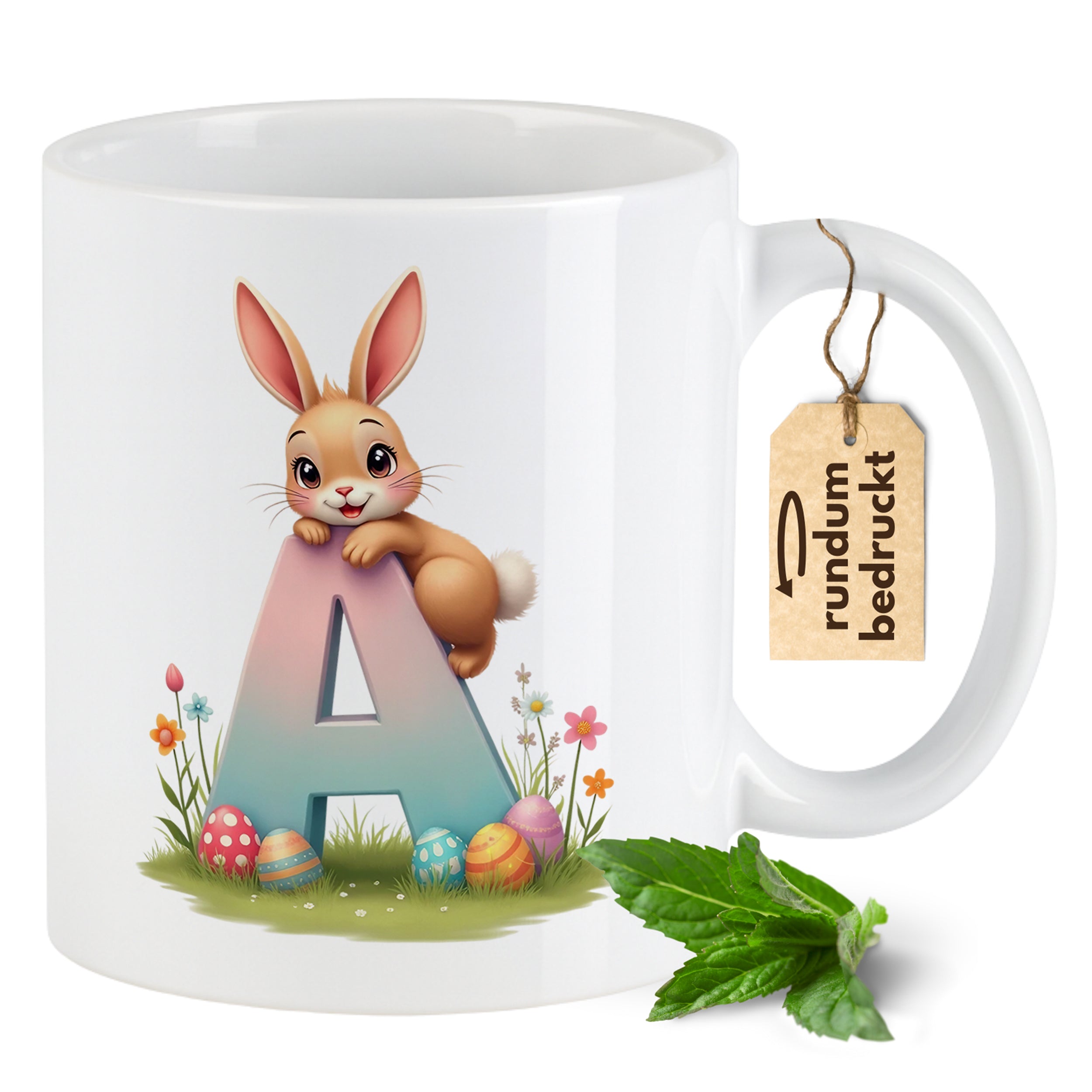 Weißer Kaffeebecher mit buntem Hasen und Ostereiern.