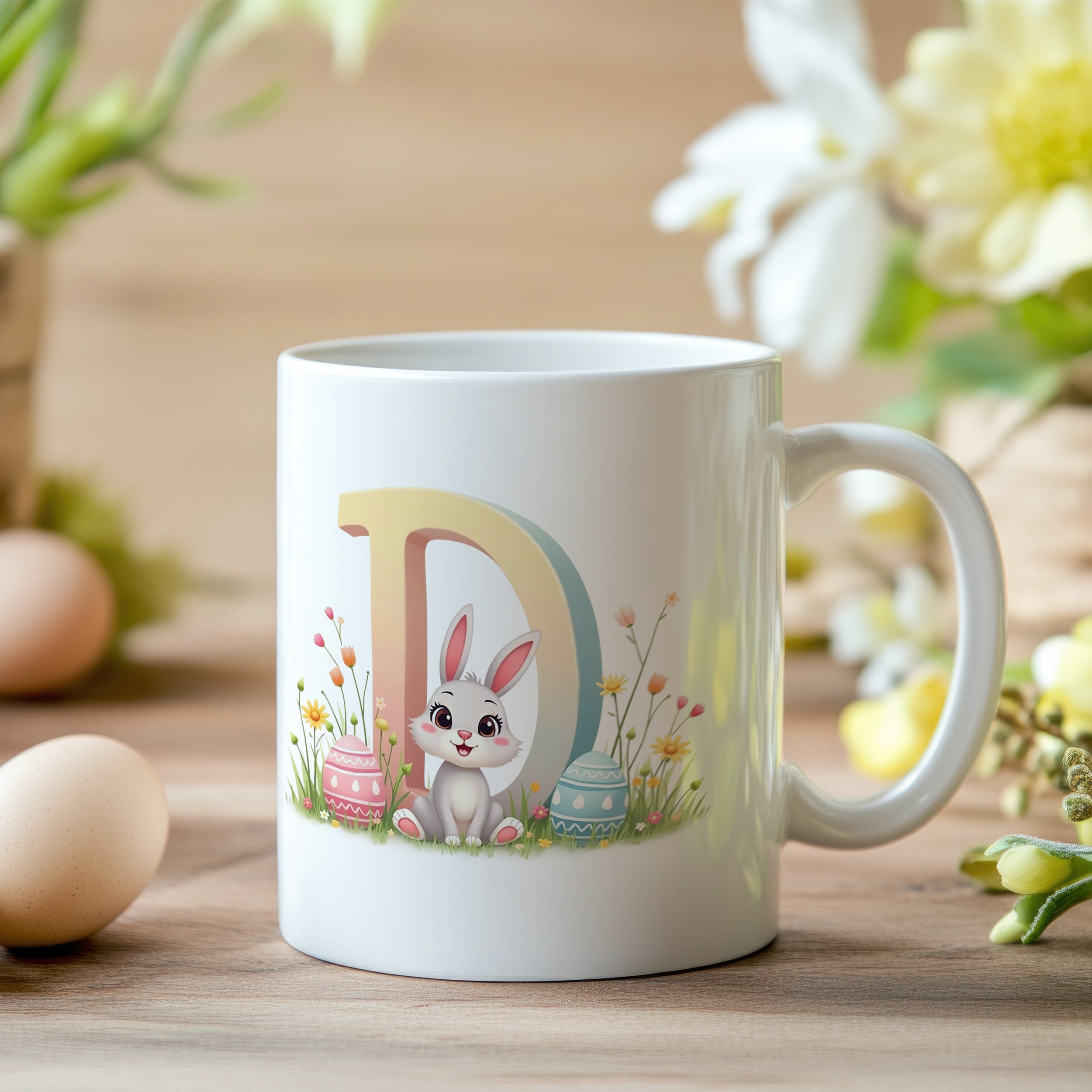 Tasse mit buntem Hasen und Ostereiern, frühlingshaft dekoriert.