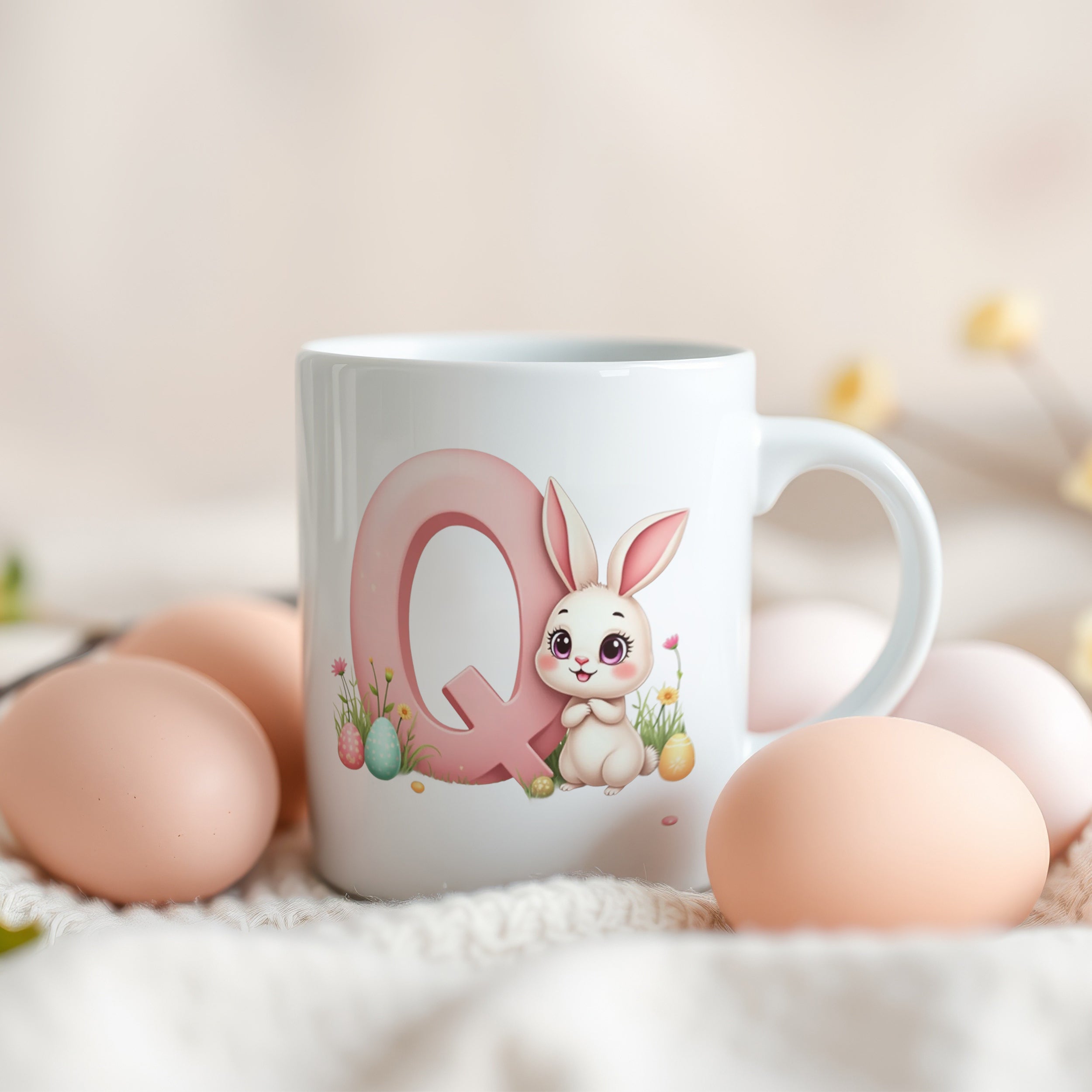 Tasse mit niedlichem Hasen und pinkem Buchstaben Q.