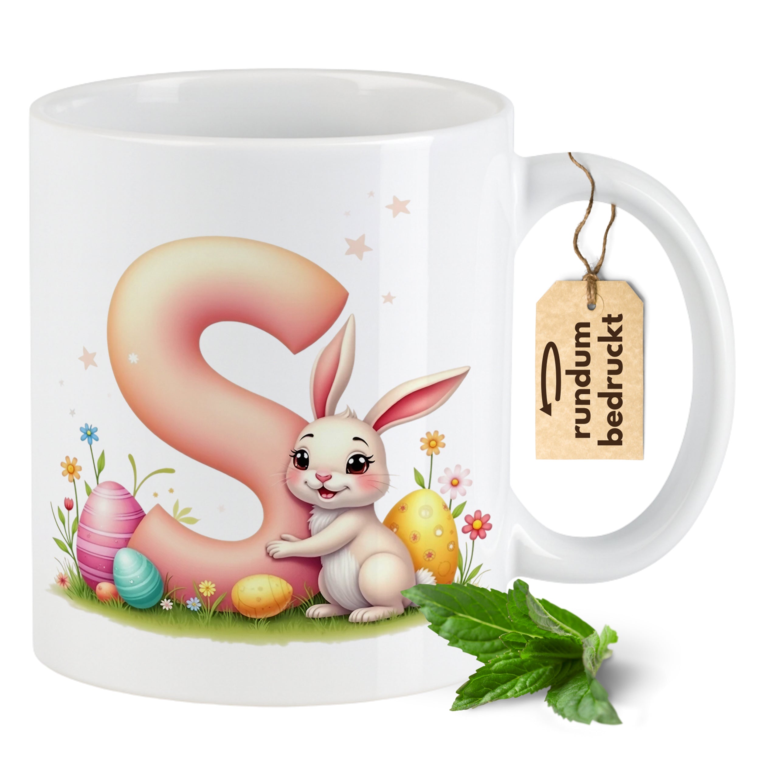 Weiße Tasse mit buntem Osterhasen und bunten Eiern.