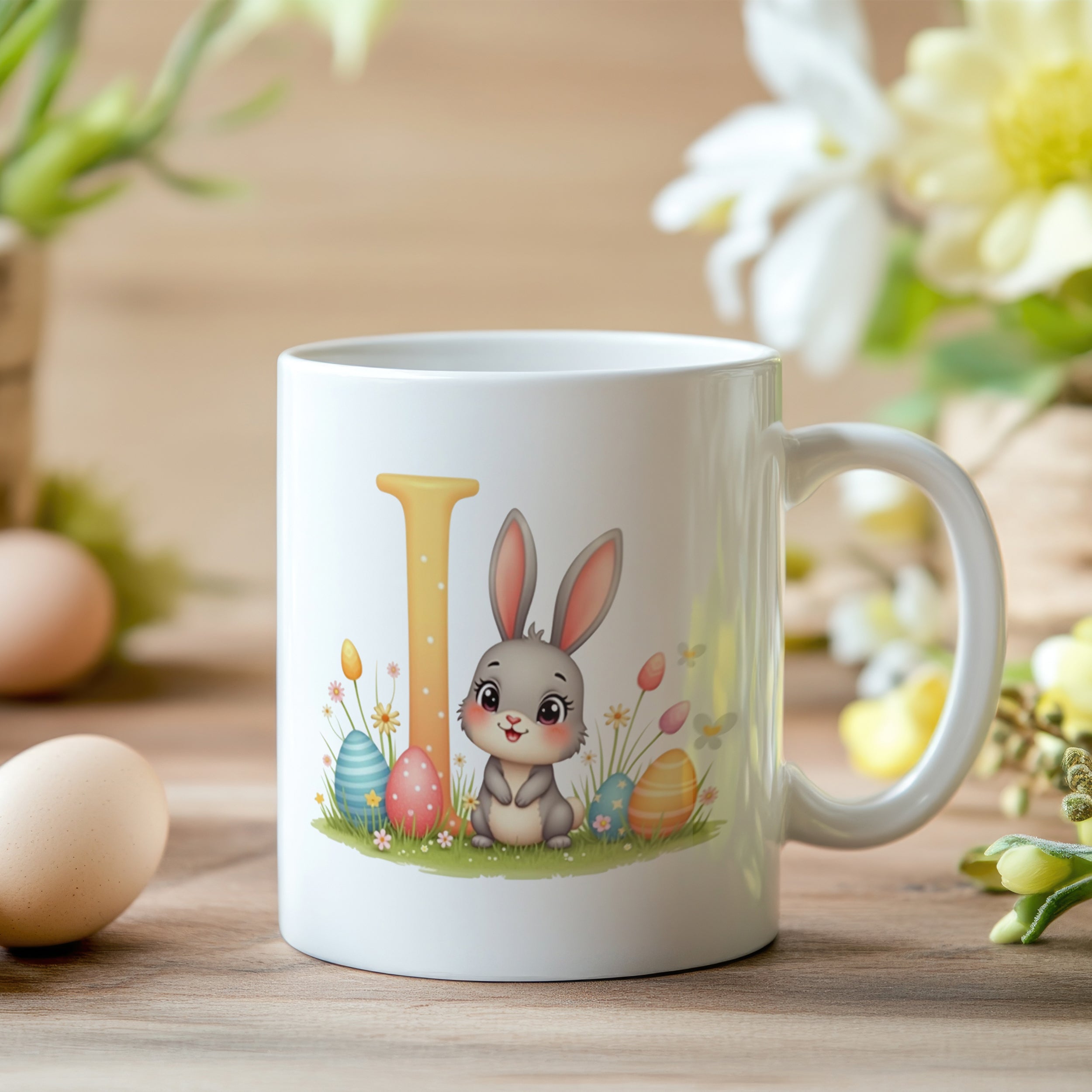 Tasse mit niedlichem Hasen, bunten Eiern und frühlingshaften Blumen.