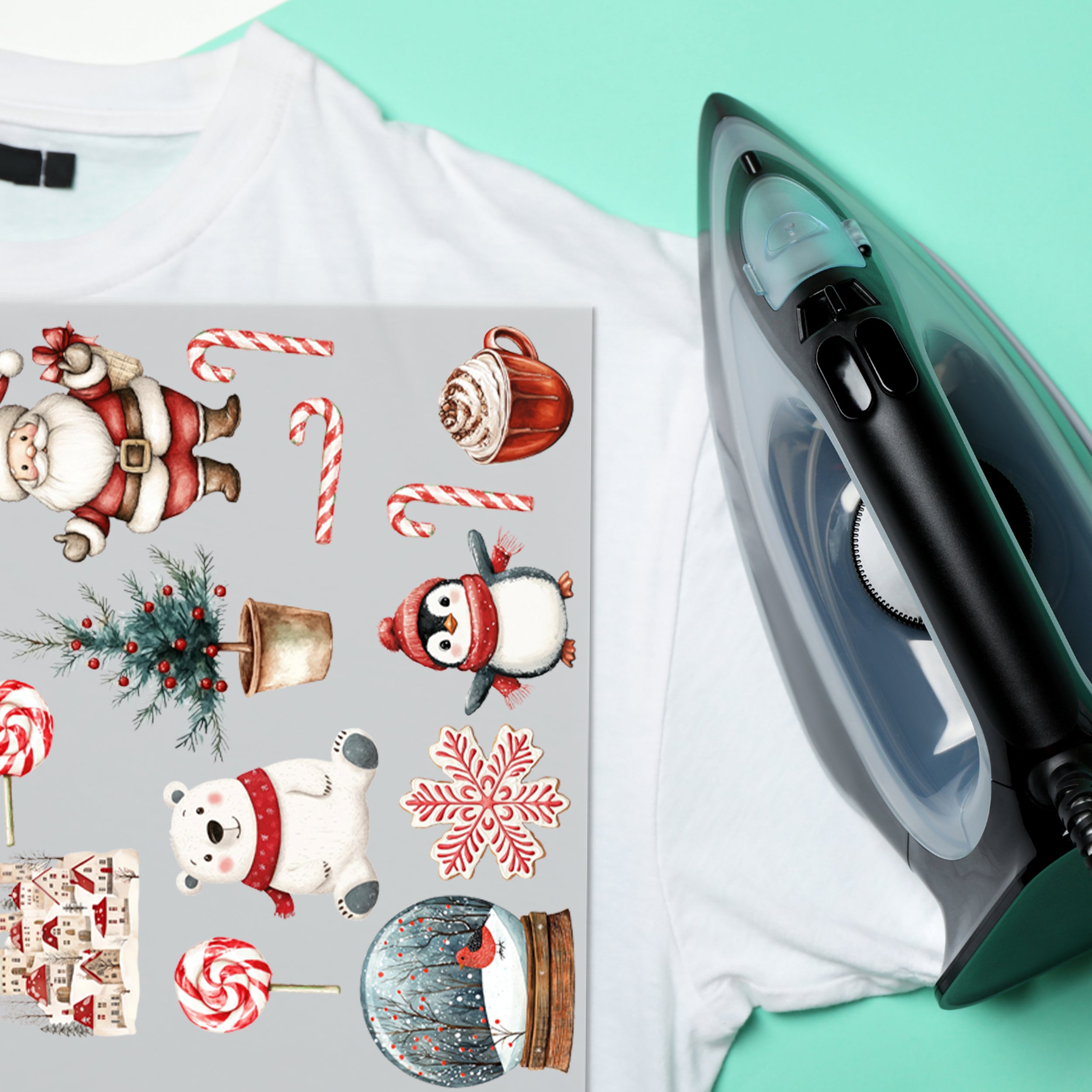 Weihnachtliche Bügelbilder auf weißem T-Shirt neben einem Bügeleisen