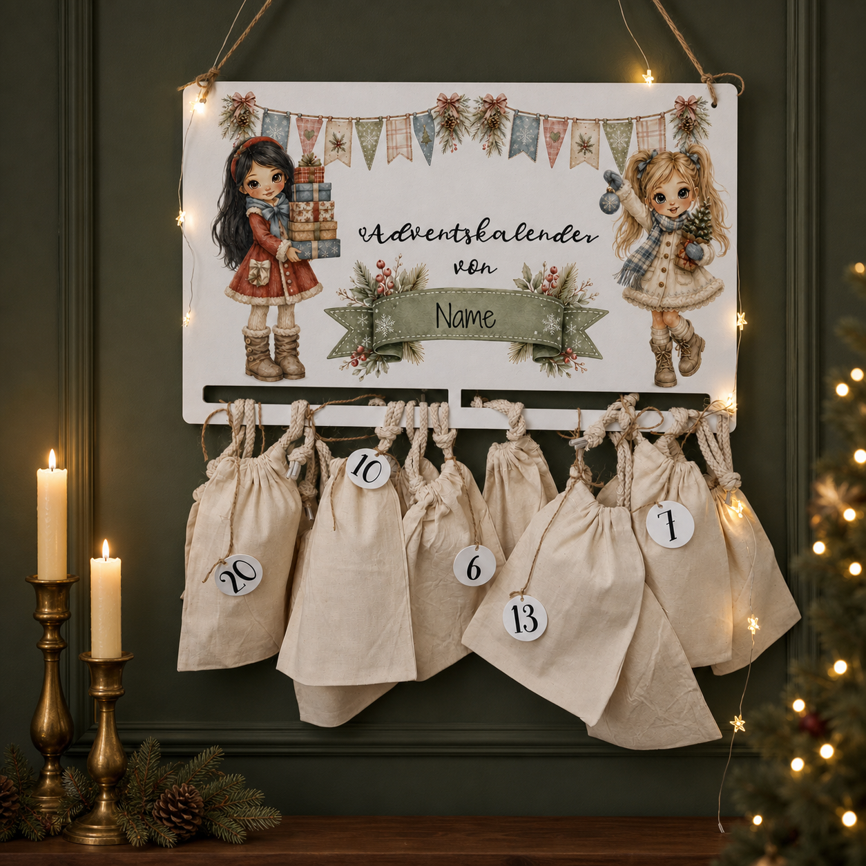 Personalisierter Adventskalender vor einer dunkelgrünen Wand mit festlicher Dekoration
