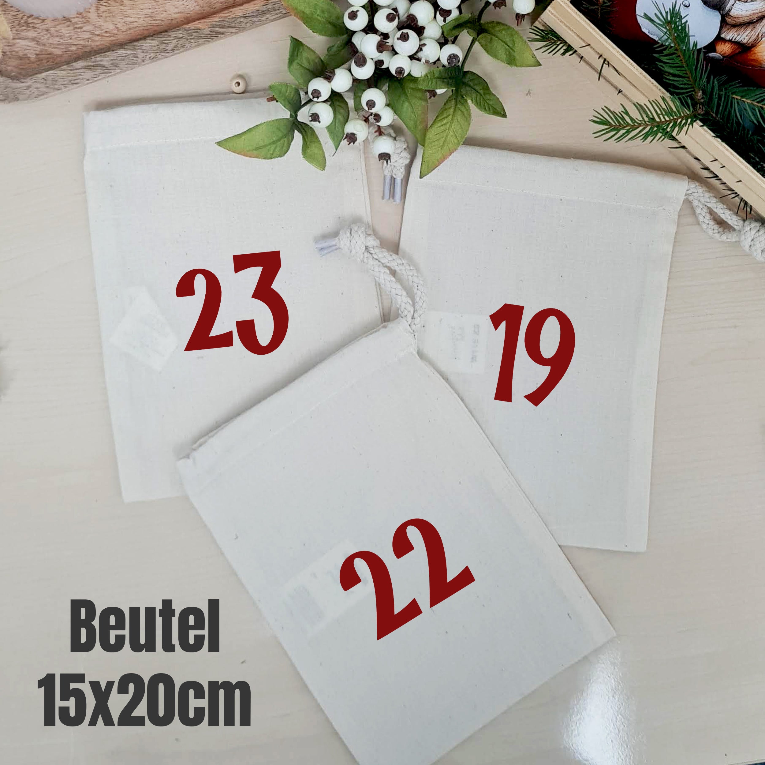 Anwendungsbeispiel der roten Bügelbild-Zahlen auf Stoffbeuteln; Beutel nicht enthalten.