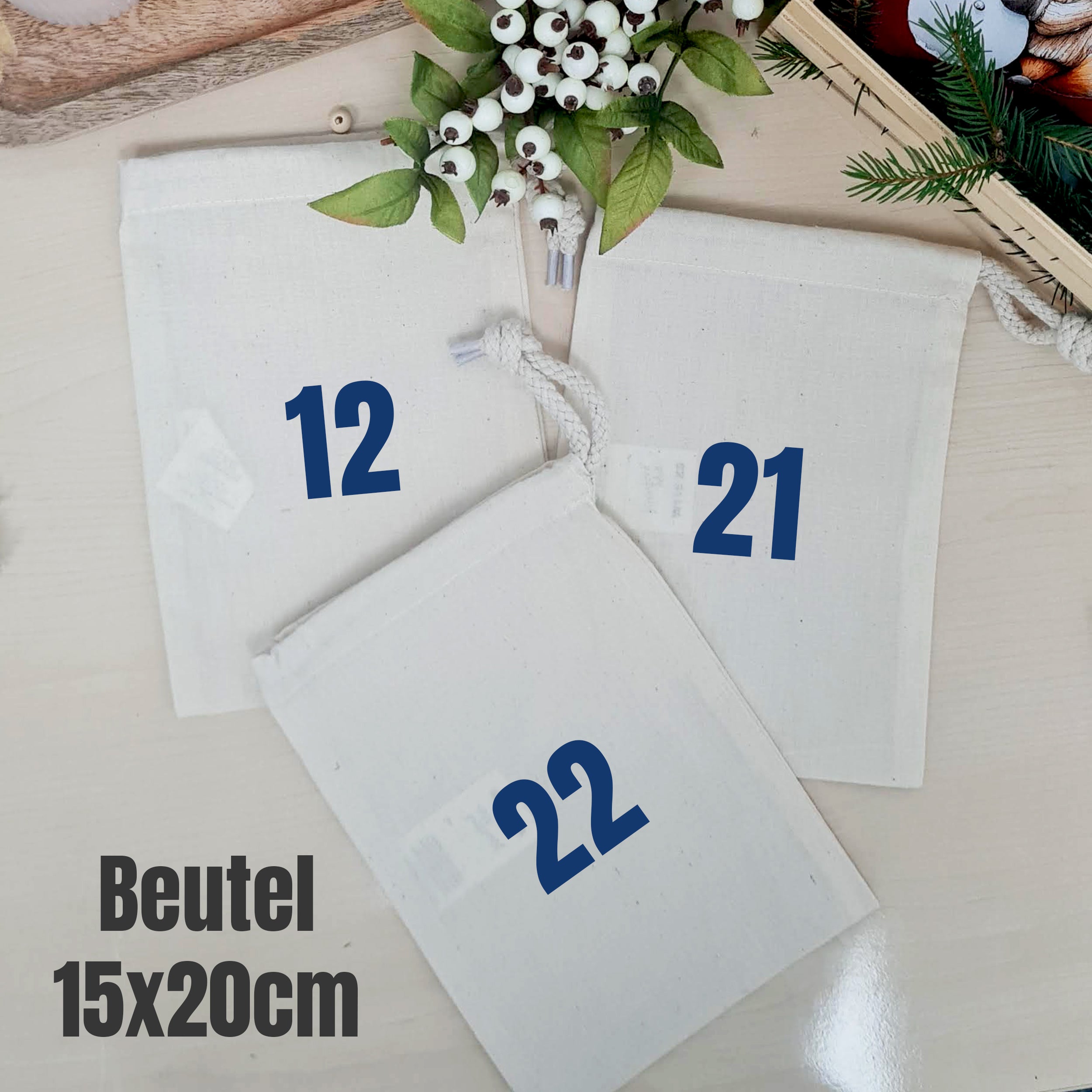 Anwendungsbeispiel der dunkelblauen Bügelbild-Zahlen 12, 21 und 22; Beutel nicht enthalten.