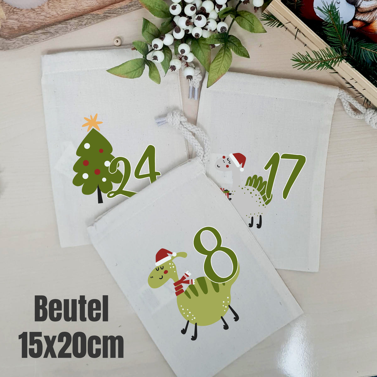Naturfarbene Adventskalender-Beutel 15 × 20 cm mit Dinosauriern und Zahlen 8, 17 und 24