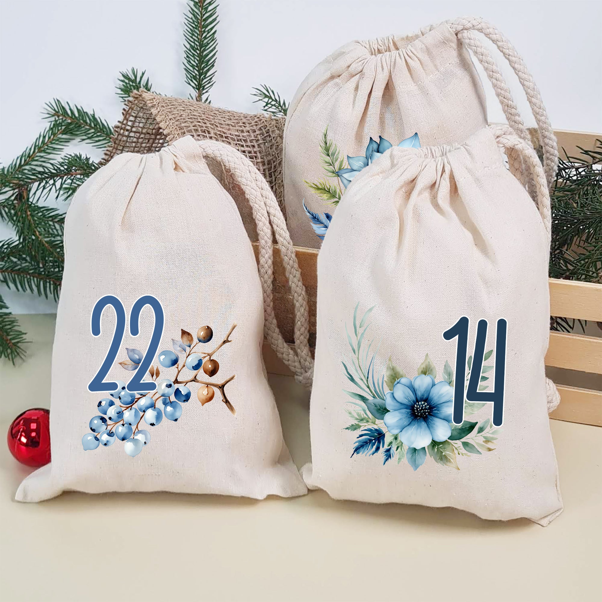 Adventskalender mit naturfarbenen Stoffbeuteln und blauen Blumen- und Beerenmotiven