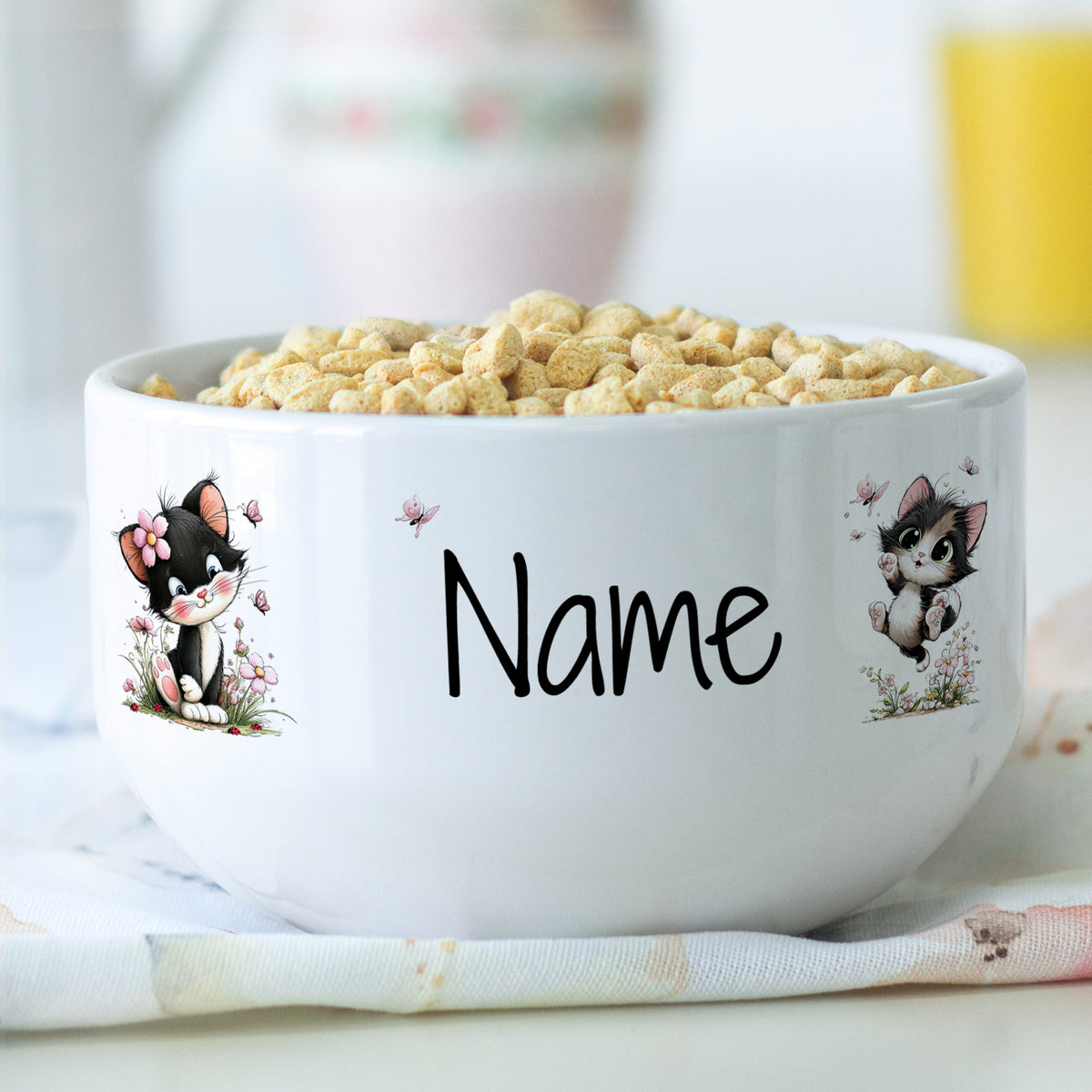 Personalisierte Müslischale mit Katzenmotiv, gefüllt mit Frühstückscerealien