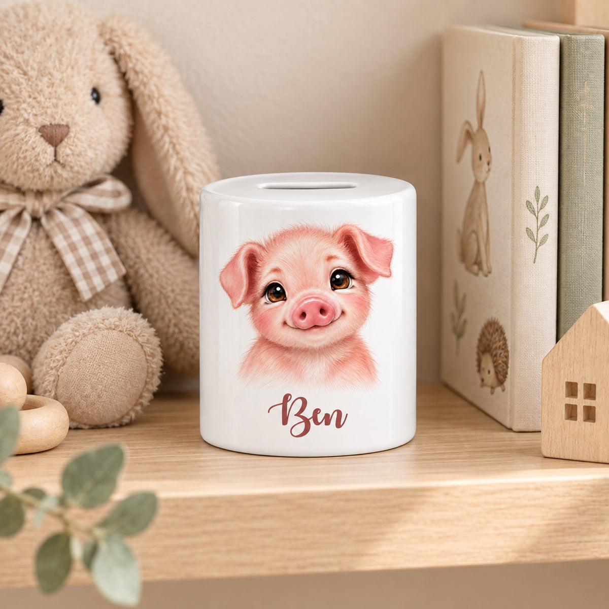 Spardose Schwein mit Beispielname Ben: Im Kinderzimmer