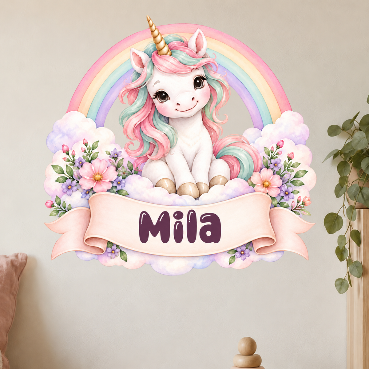 Personalisiertes Einhorn-Wandtattoo Regenbogenzauber mit Beispielname Mila: Wohnidee mit Wandtattoo auf freier Wandfläche.