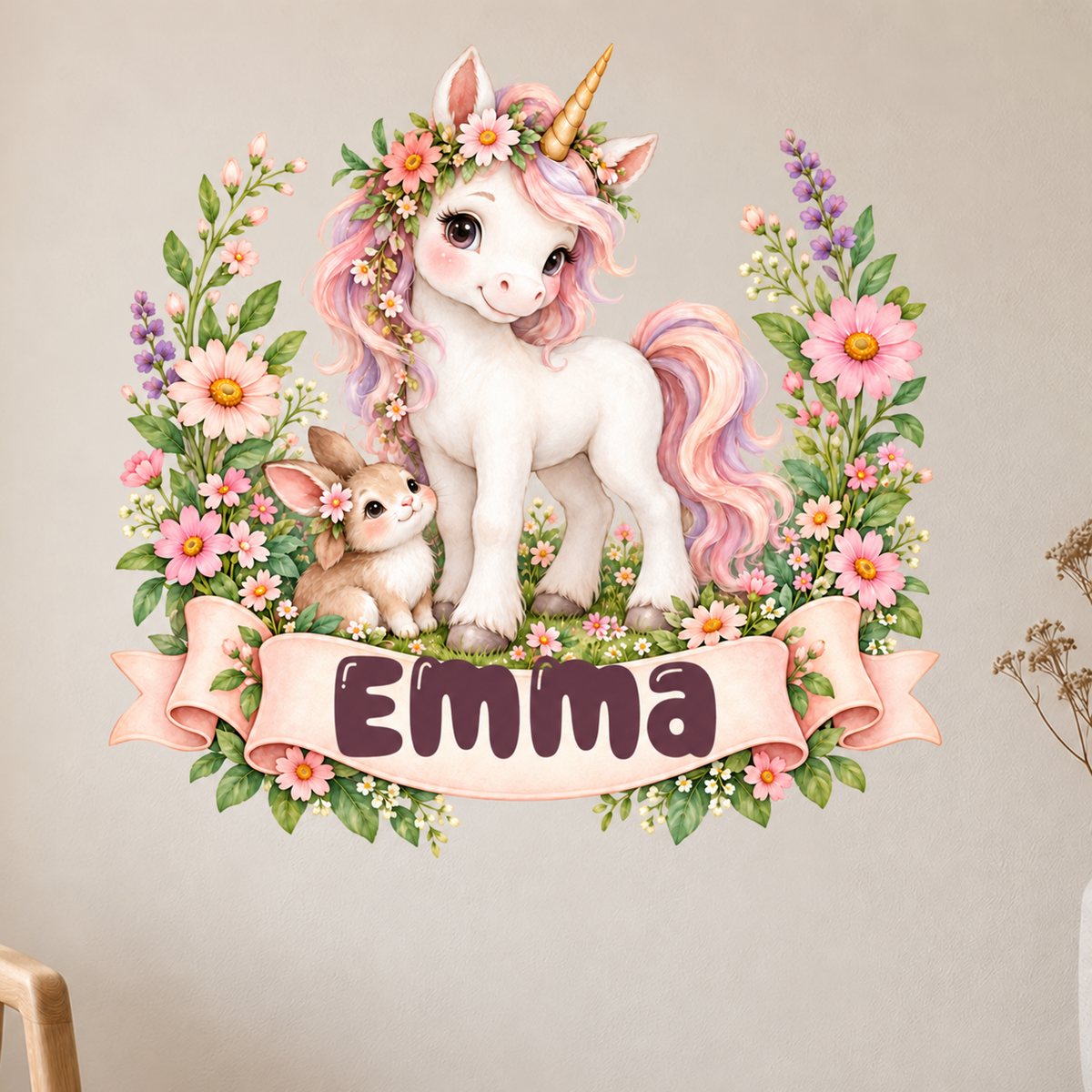 Personalisiertes Einhorn-Wandtattoo Blumenwiese mit Beispielname Emma: Wohnidee mit Wandtattoo auf freier Wandfläche.