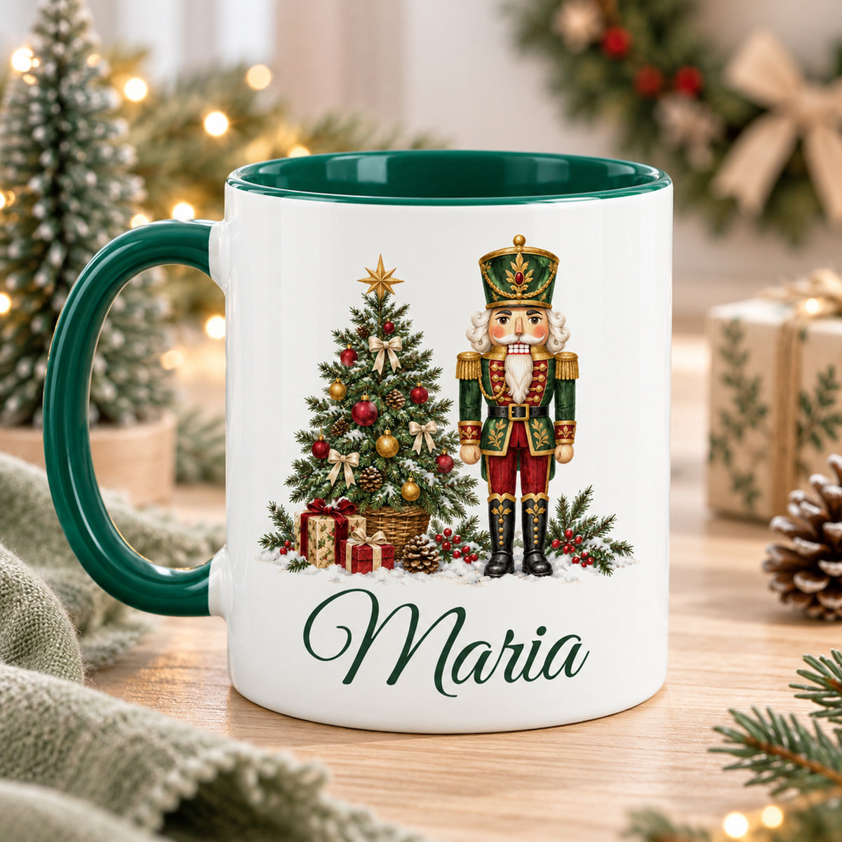Weiße Keramiktasse mit grünem Henkel und grüner Innenseite, Motiv Tannenbaumwächter und Wunschname mit Blick auf die zweite bedruckte Seite.