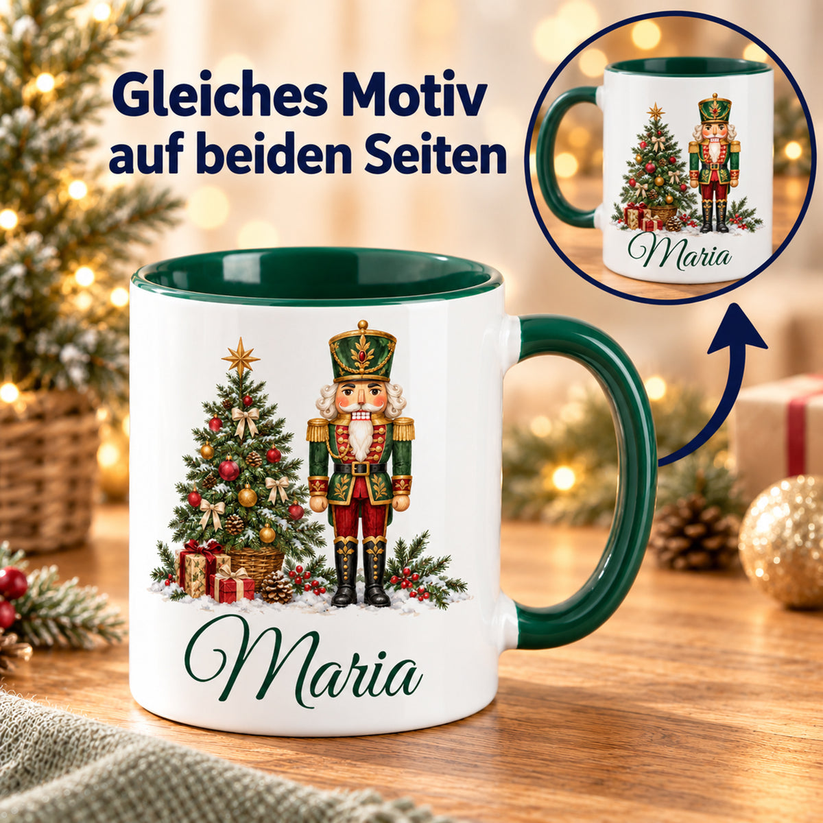 Weiße Keramiktasse mit grünem Henkel und grüner Innenseite, Motiv Tannenbaumwächter und Wunschname mit vergrößerter Ansicht der zweiten Seite und Hinweis auf den beidseitig gleichen Druck.