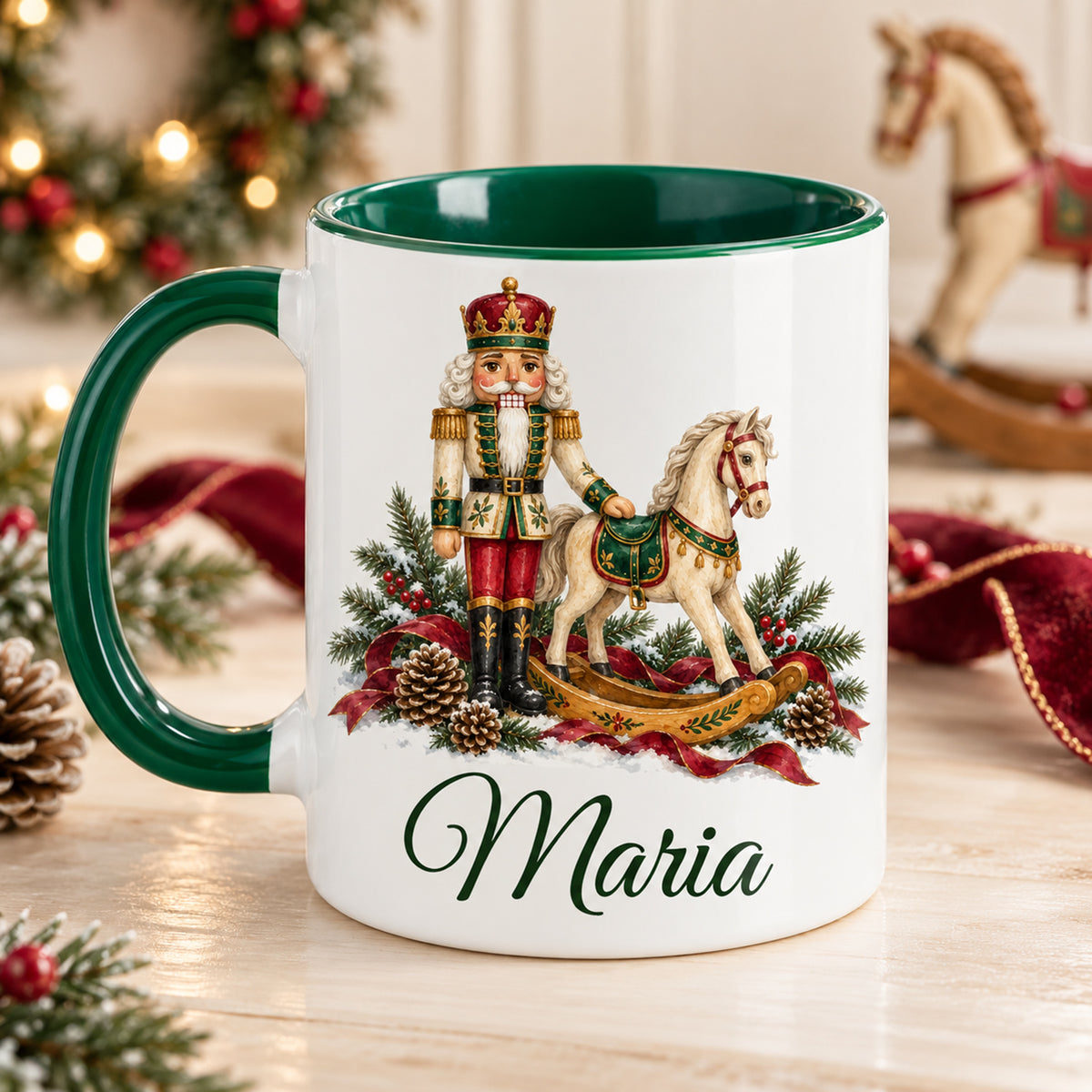 Weiße Keramiktasse mit grünem Henkel und grüner Innenseite, Motiv Nussknacker mit Schaukelpferd und Wunschname mit Blick auf die zweite bedruckte Seite.