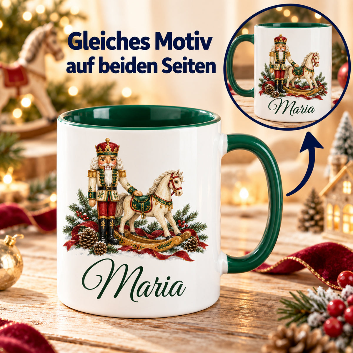 Weiße Keramiktasse mit grünem Henkel und grüner Innenseite, Motiv Nussknacker mit Schaukelpferd und Wunschname mit vergrößerter Ansicht der zweiten Seite und Hinweis auf den beidseitig gleichen Druck.