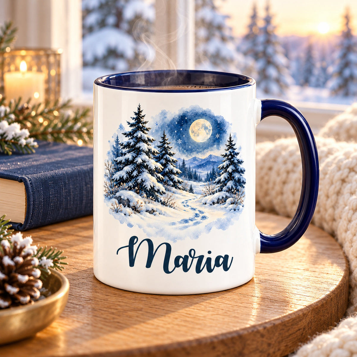 Weiße Keramiktasse mit dunkelblauem Henkel, Mondscheinwald und Wunschname in einer gemütlichen Winterszene