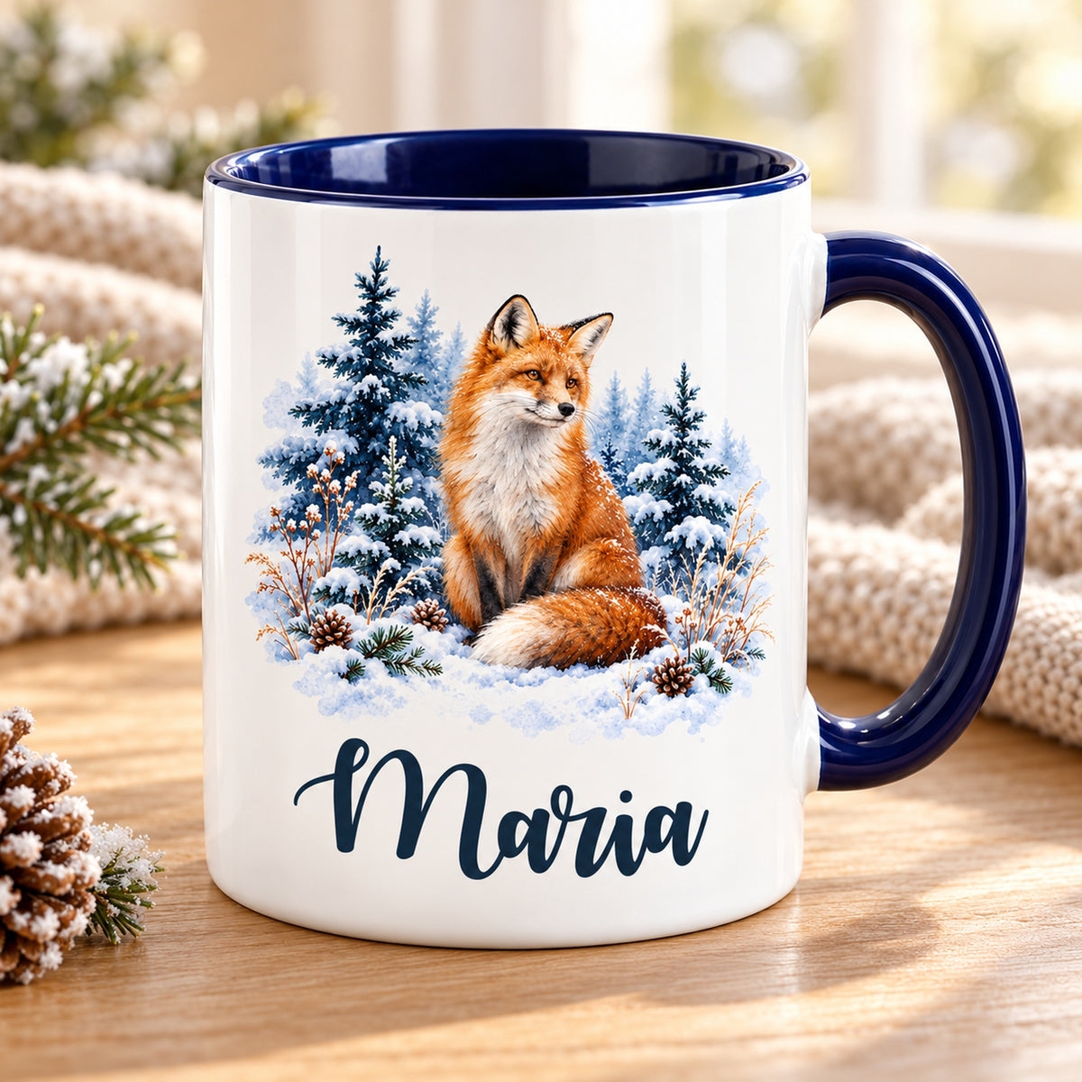 Weiße Keramiktasse mit dunkelblauem Henkel, Winterfuchs und Wunschname in winterlicher Umgebung