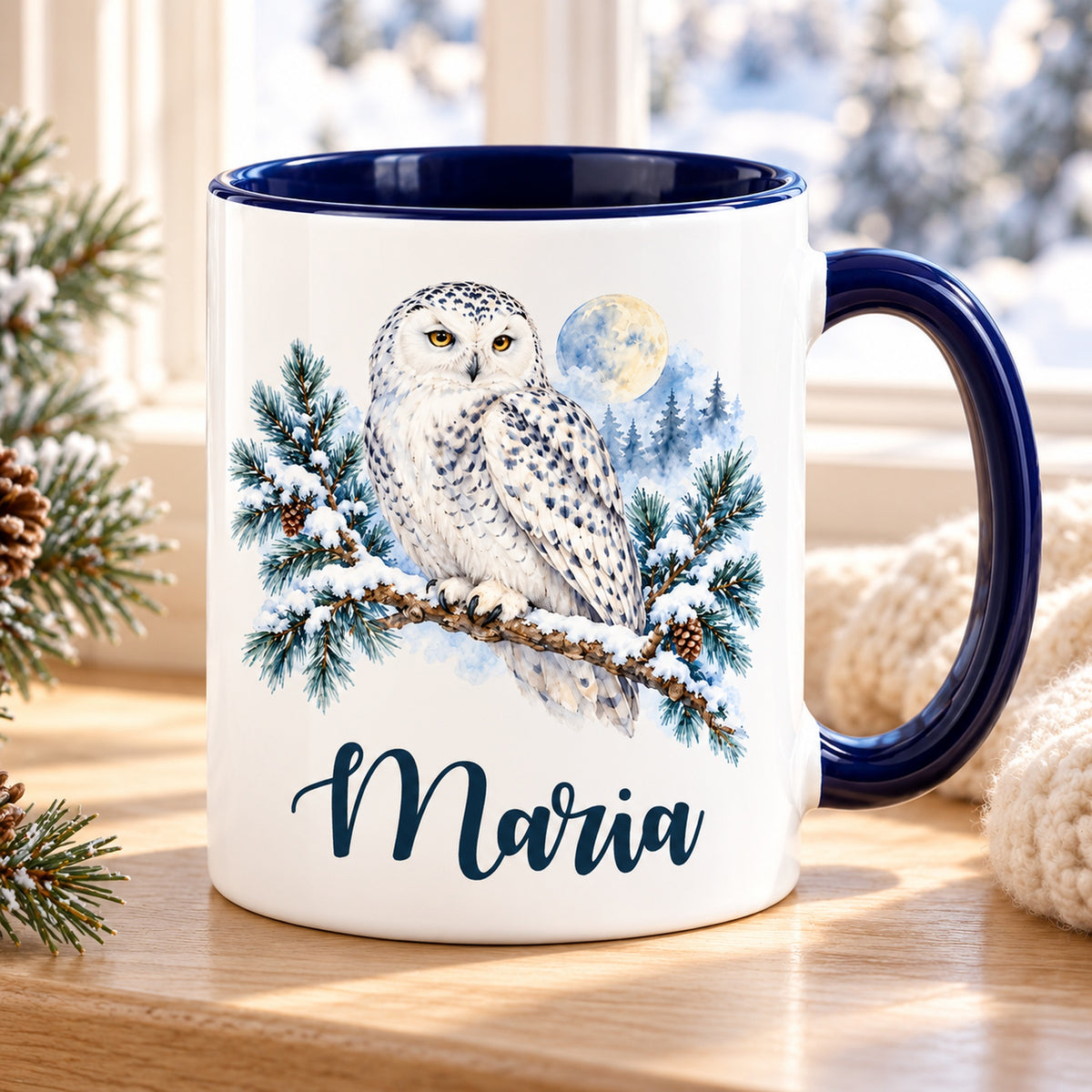 Weiße Keramiktasse mit dunkelblauem Henkel, Schneeeule und Wunschname in winterlicher Umgebung