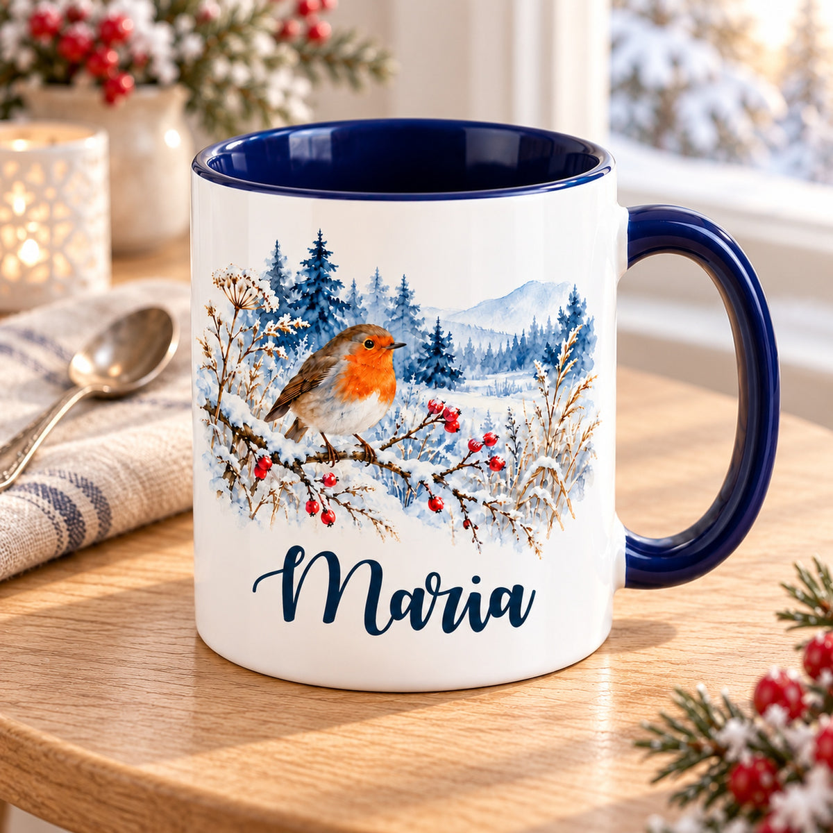 Weiße Keramiktasse mit dunkelblauem Henkel, Rotkehlchen im Schnee und Wunschname schräg von oben mit dunkelblauer Innenseite