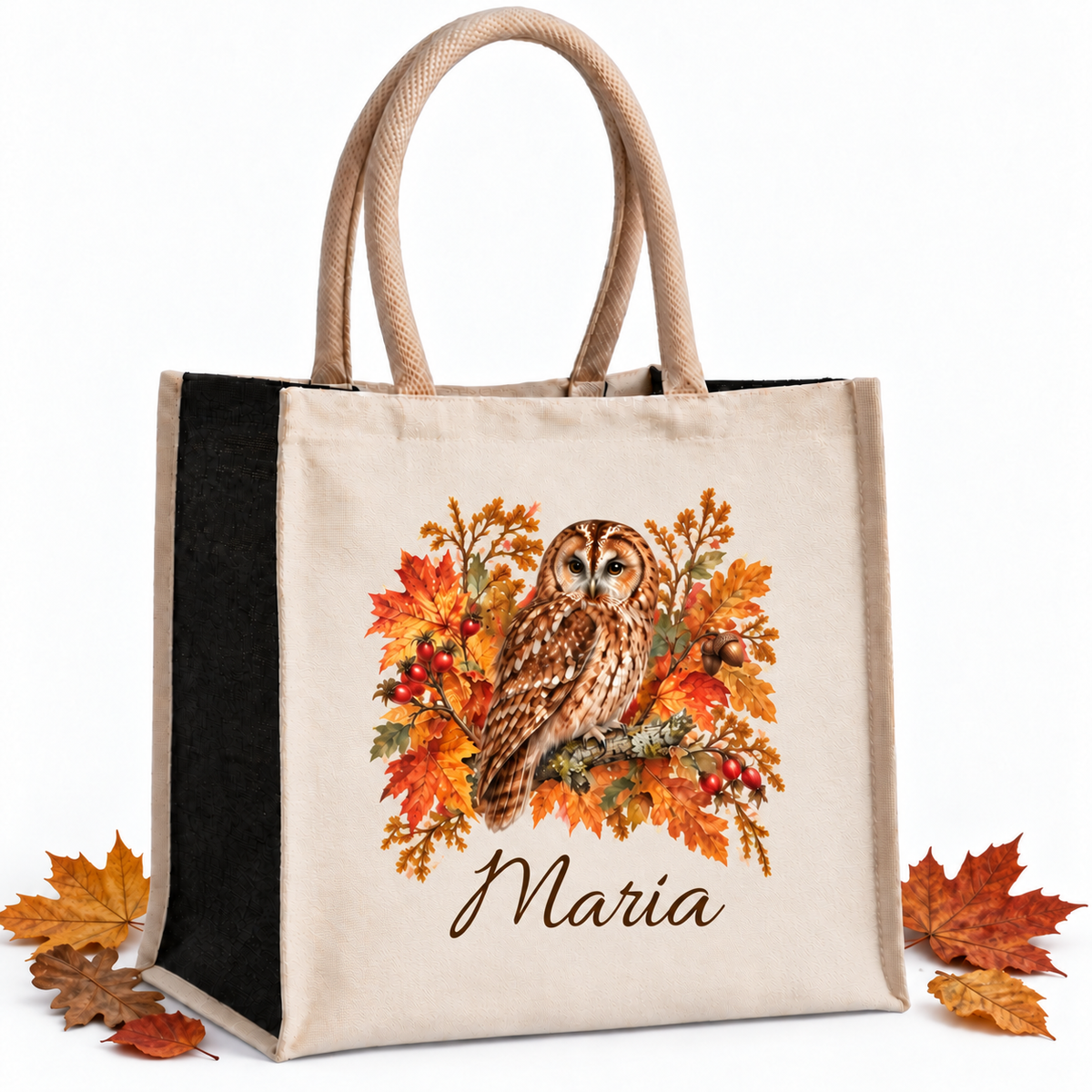 Einkaufstasche mit herbstlichem Eule-Motiv und Wunschname mit herbstlichen Blättern als Dekoration auf weißem Hintergrund.