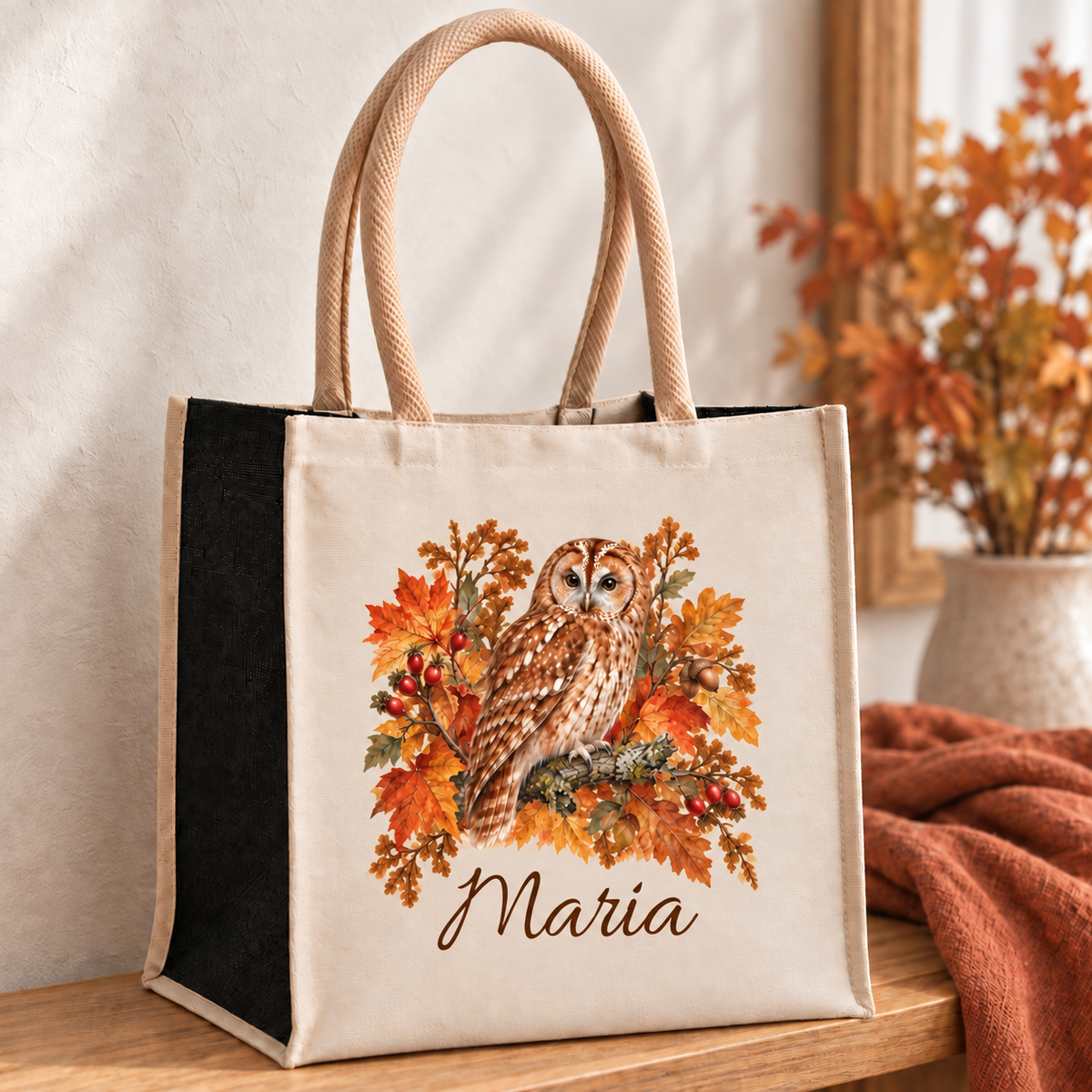 Einkaufstasche mit herbstlichem Eule-Motiv und Wunschname auf einer Holzbank.