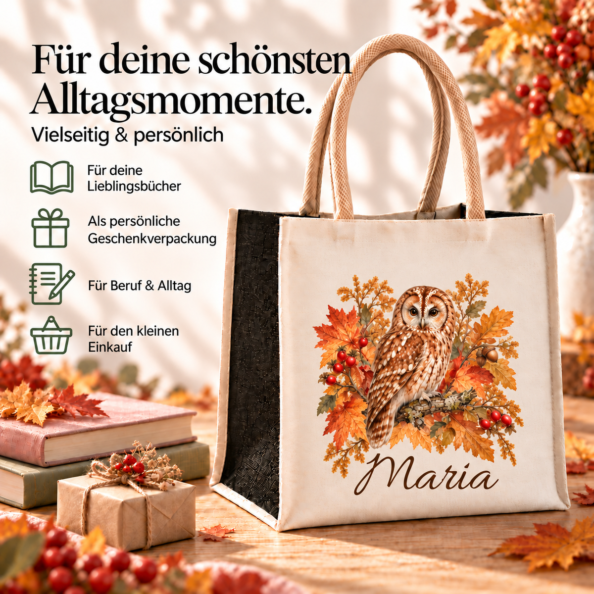 Einkaufstasche mit herbstlichem Eule-Motiv und Wunschname neben Büchern und Geschenk.