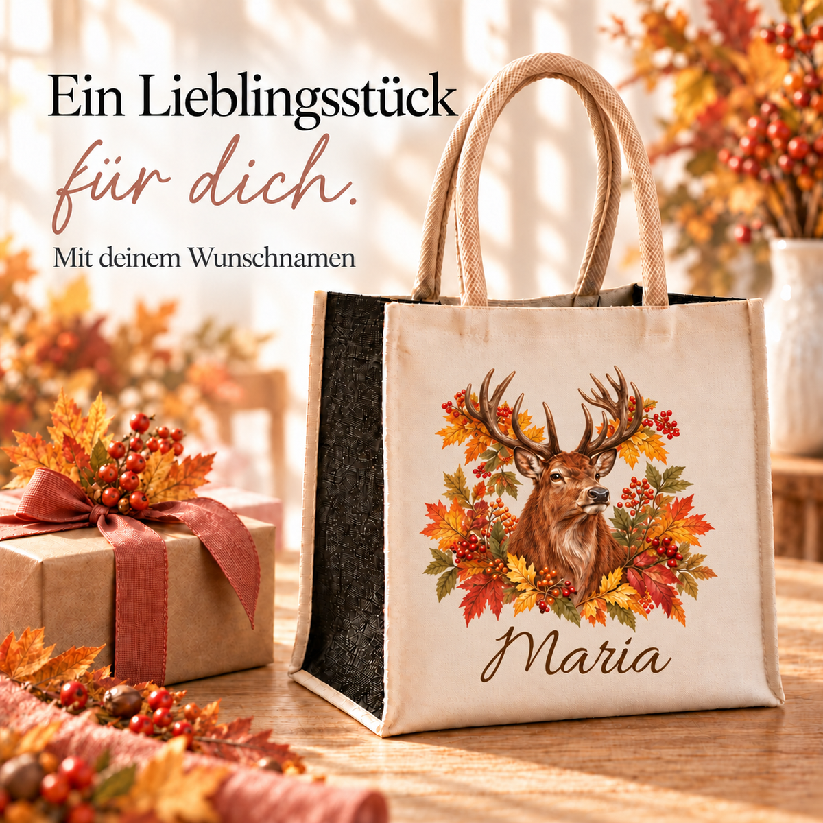 Einkaufstasche mit herbstlichem Hirsch-Motiv und Wunschname neben einem verpackten Geschenk.