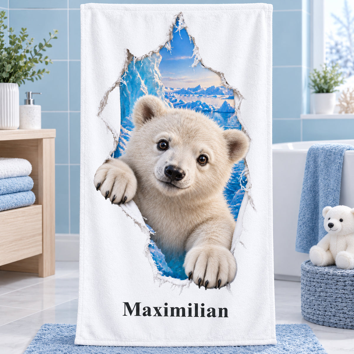 Handtuch mit Eisbär-Motiv und Namensaufdruck im thematisch gestalteten Badezimmer