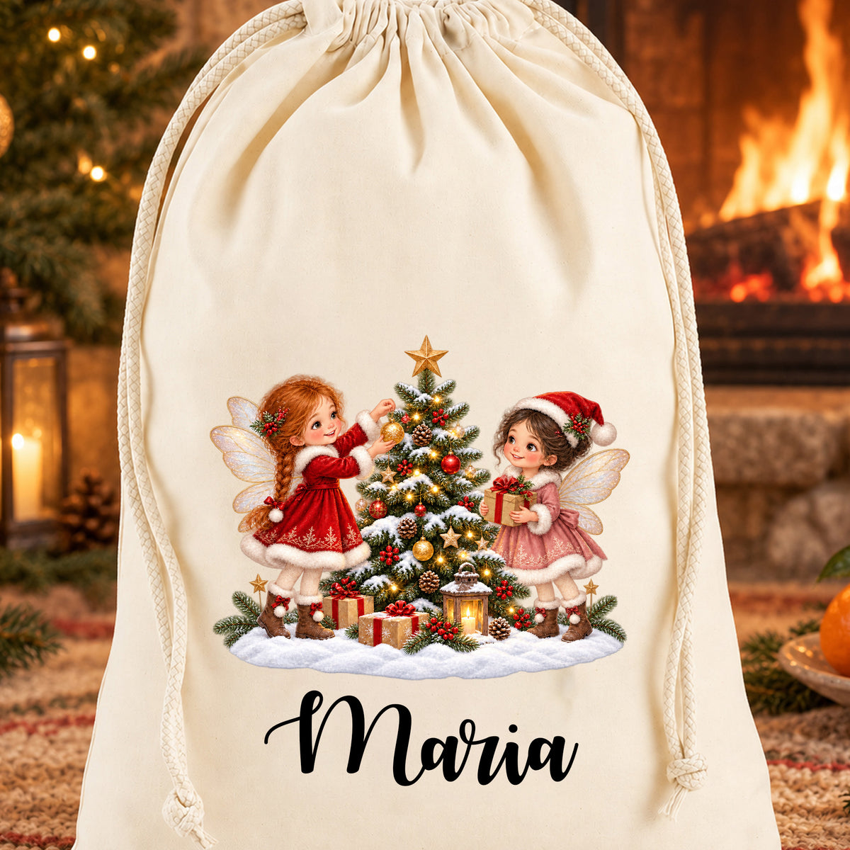 Naturfarbener Nikolaussack mit zwei Weihnachtsfeen und dem Beispielnamen Maria vor einem Kamin in weihnachtlicher Umgebung.