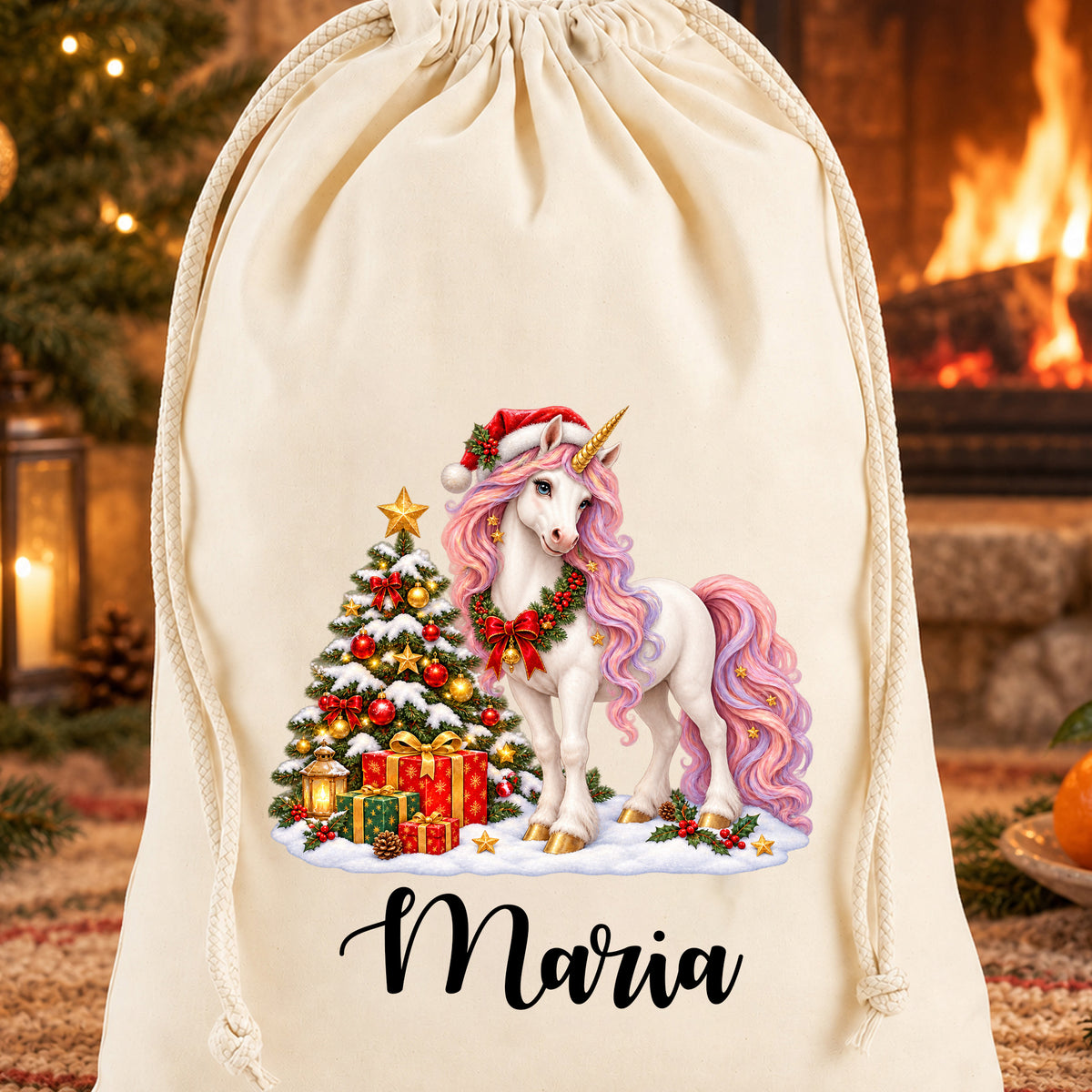 Naturfarbener Nikolaussack mit einem weihnachtlichen Einhorn und dem Beispielnamen Maria vor einem Kamin in weihnachtlicher Umgebung.