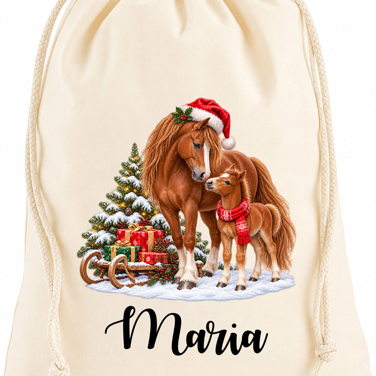 Detailansicht der Baumwolloberfläche mit braunem Pferd und Fohlen neben einem Geschenkschlitten und dem schwarzen Beispielnamen Maria.