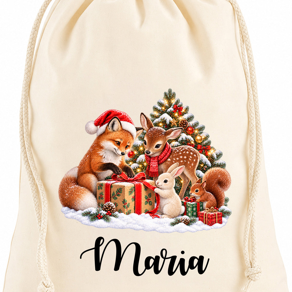 Detailansicht der Baumwolloberfläche mit Fuchs, Rehkitz, Hase und Eichhörnchen um ein Geschenkpaket und dem schwarzen Beispielnamen Maria.