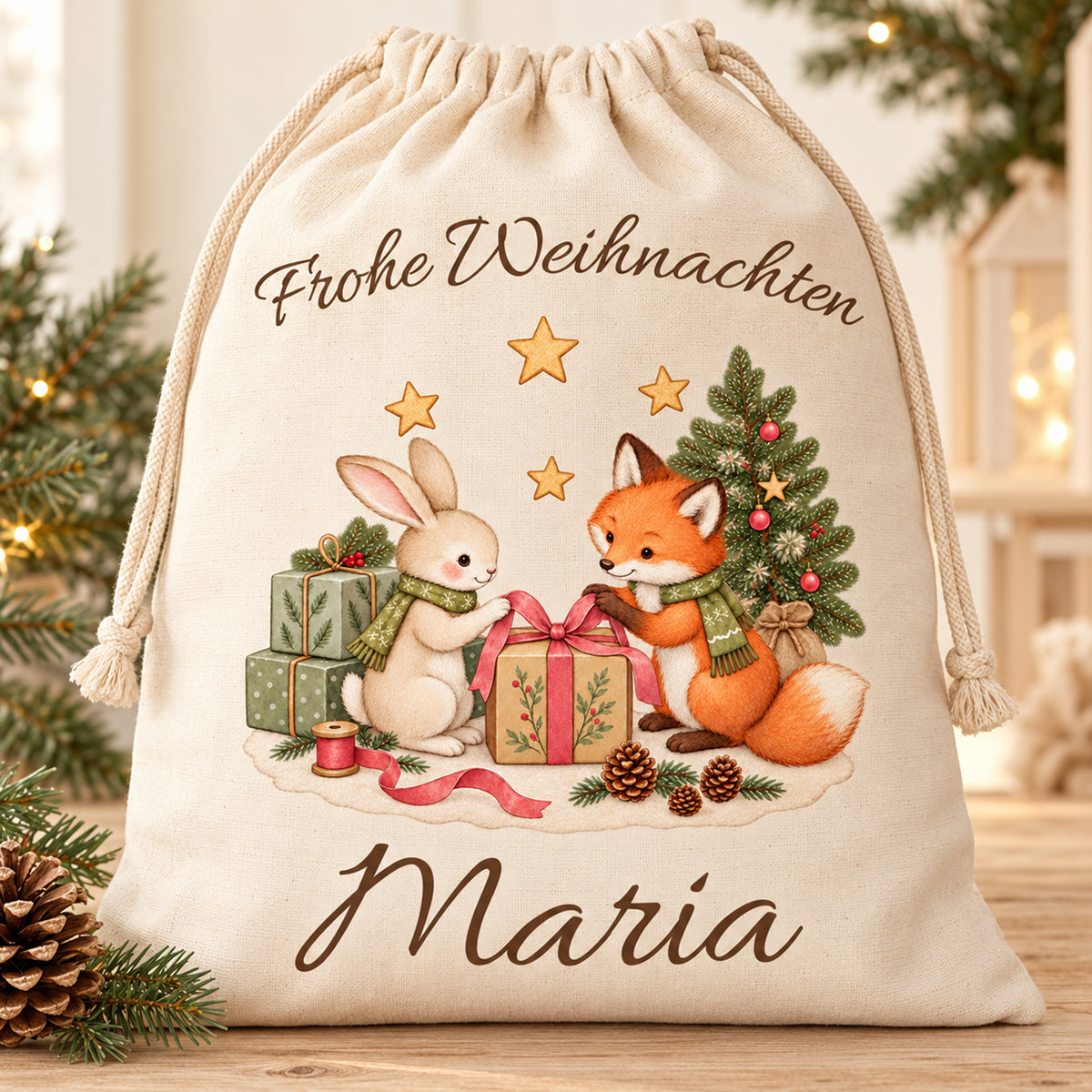 Personalisierter Nikolaussack mit Fuchs und Hase auf hellem Holz, neben Tannenzweig und Zapfen.
