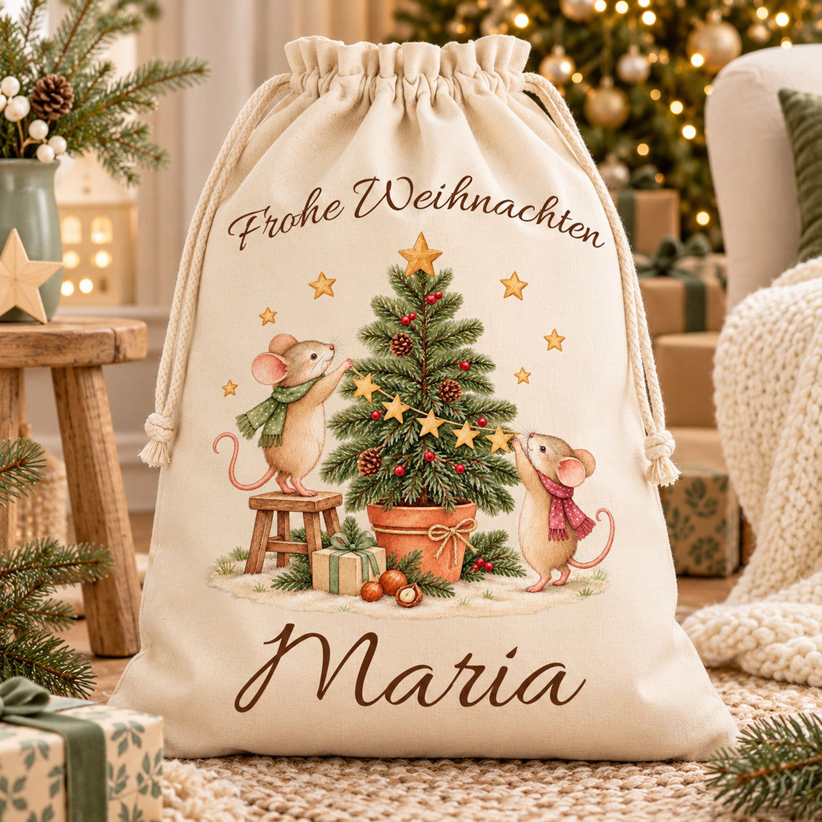 Personalisierter Nikolaussack mit zwei Mäusen auf einem Teppich neben Holzhocker und cremefarbenem Sessel im Weihnachtszimmer.