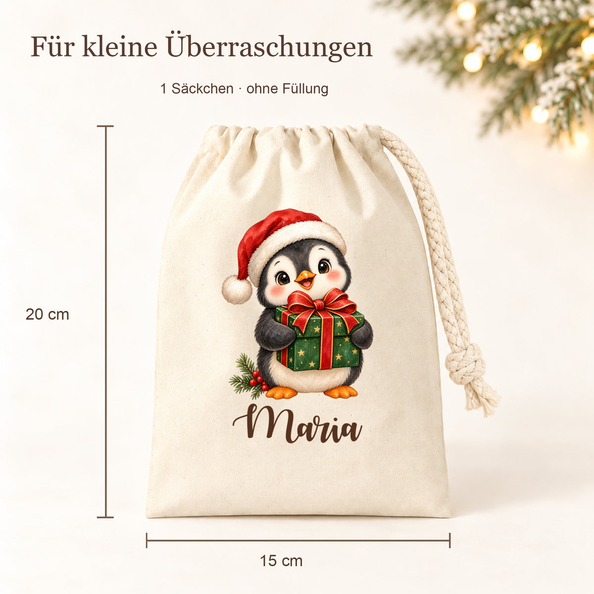 Naturfarbenes Nikolaussäckchen mit Pinguin mit Geschenk und personalisiertem Namen mit Maßlinien für 15 cm Breite und 20 cm Höhe.