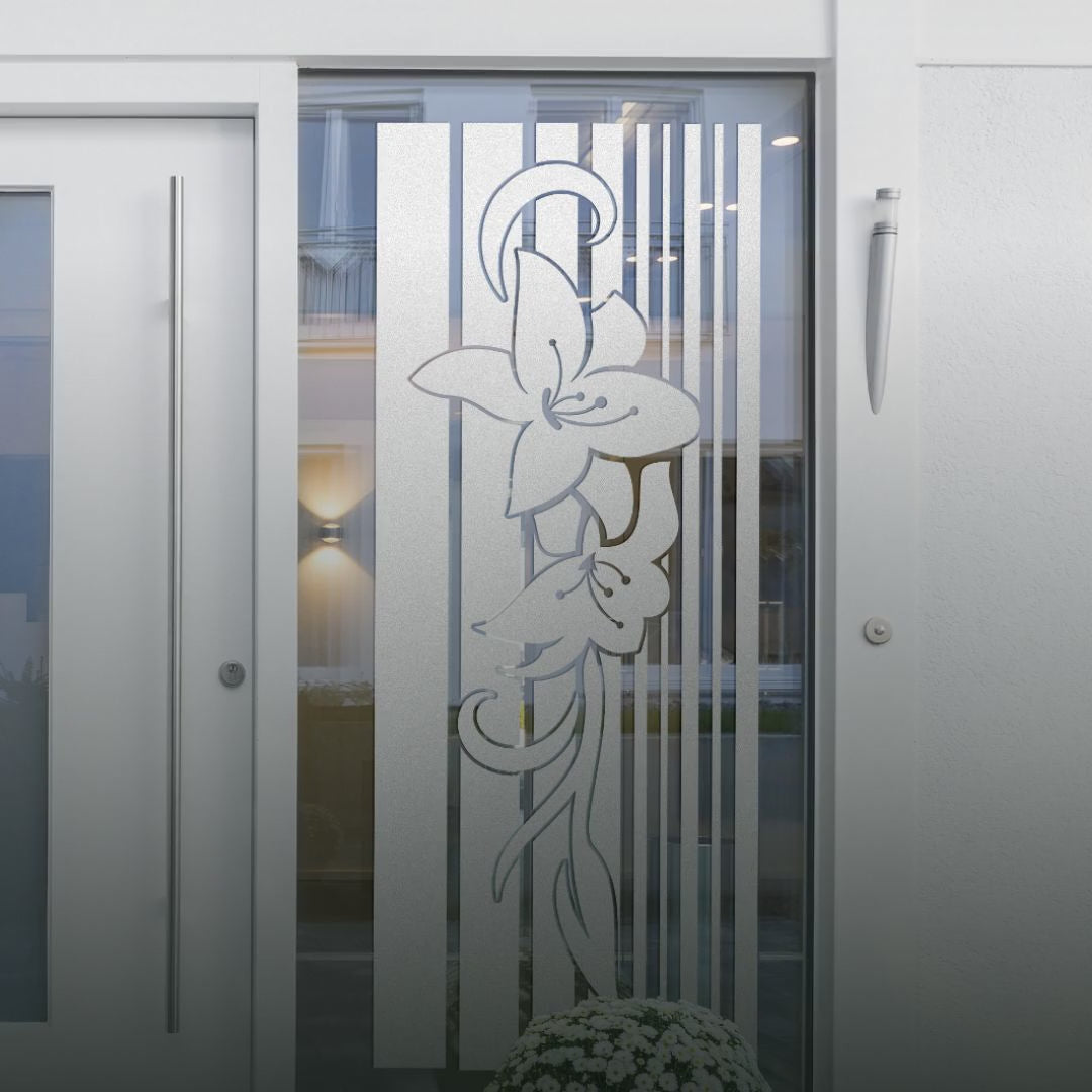 Fensterfolie mit Blumenmotiv als dekorativer Sichtschutz für Glasflächen