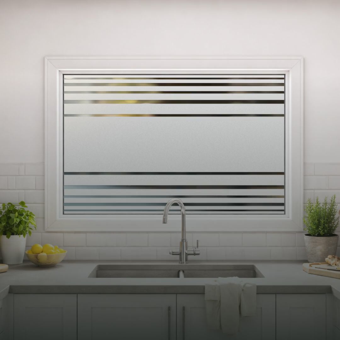 Fensterfolie Streifen als lichtdurchlässiger Sichtschutz für Glasflächen